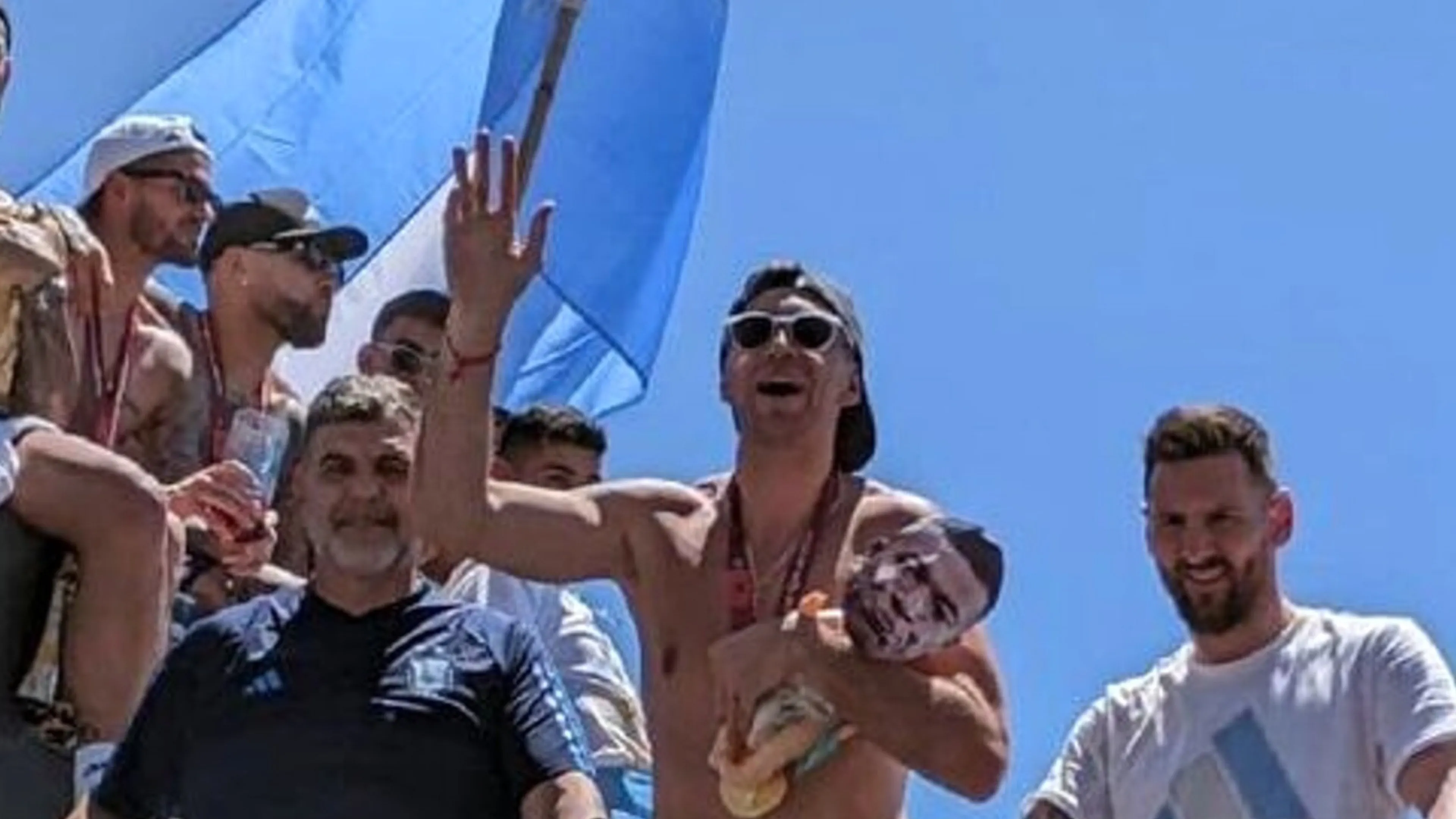 Copertina di Martinez e il bambolotto di Mbappè, tra sfottò e polemiche. La dura reazione della federcalcio francese
