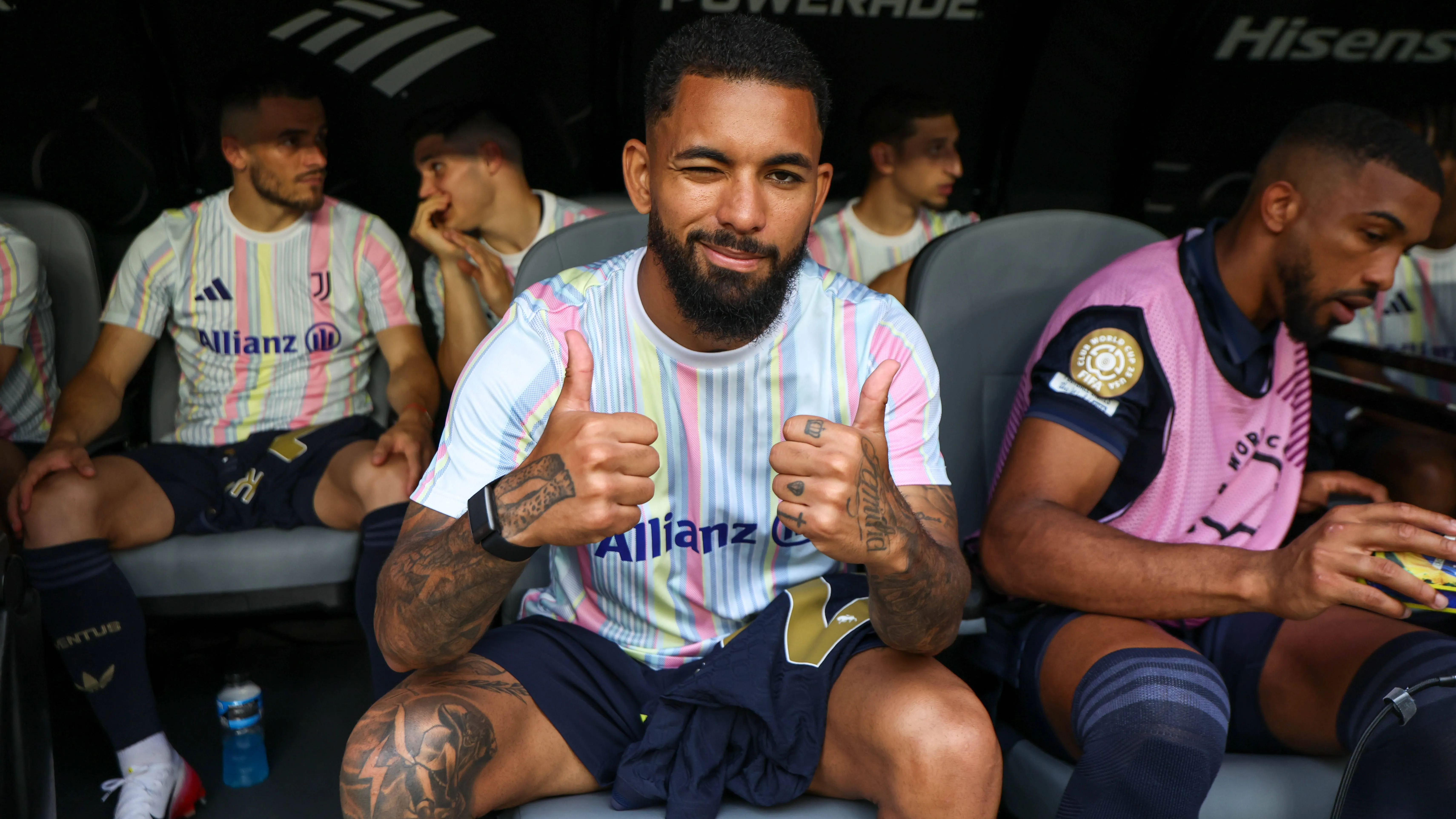 Douglas Luiz in uscita dalla Juve