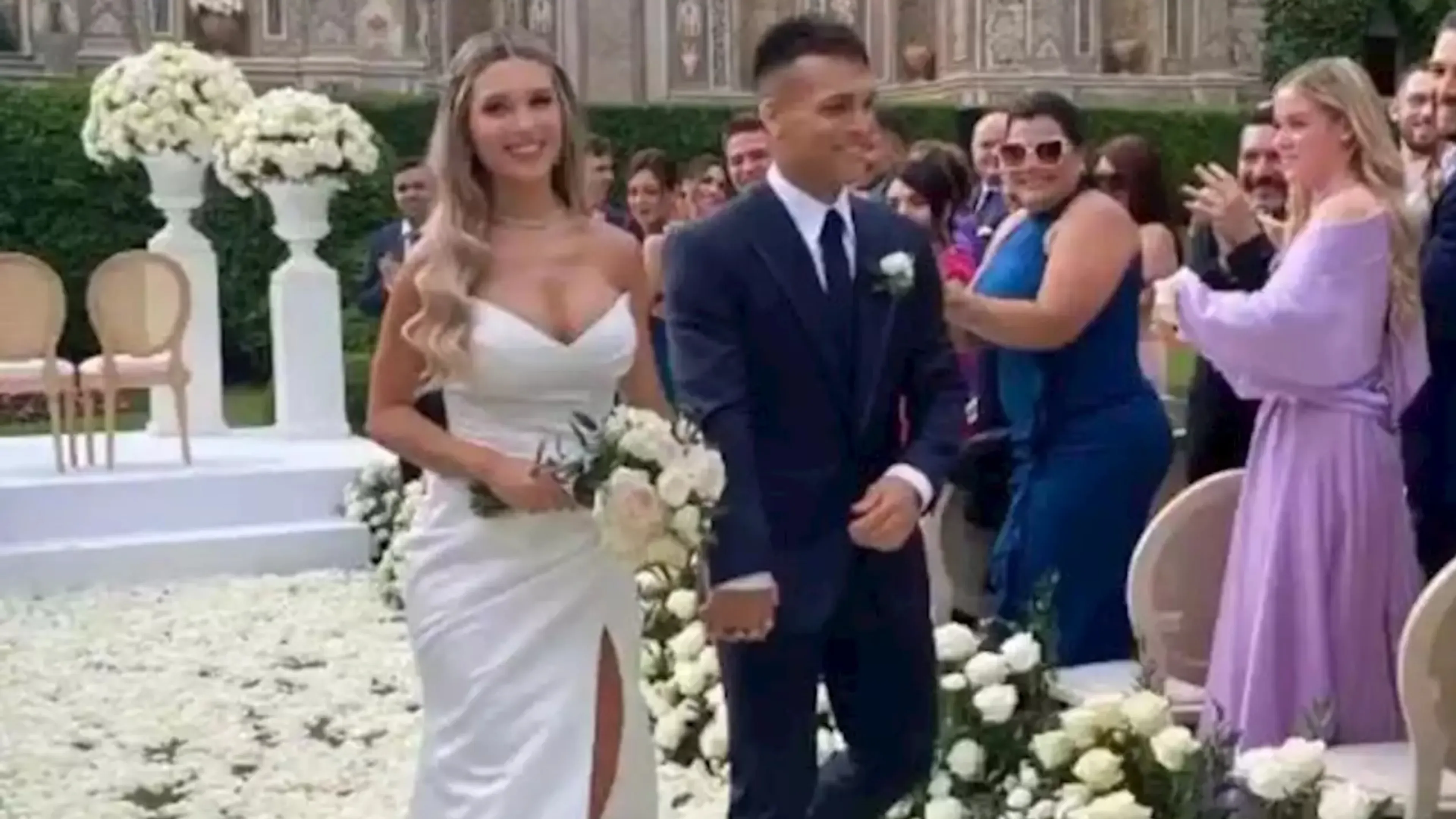 Copertina di Matrimonio all'italiana per Lautaro e Agustina: tra gli invitati spicca Lukaku con una rapper ma manca Messi. Era al concerto dei Coldplay