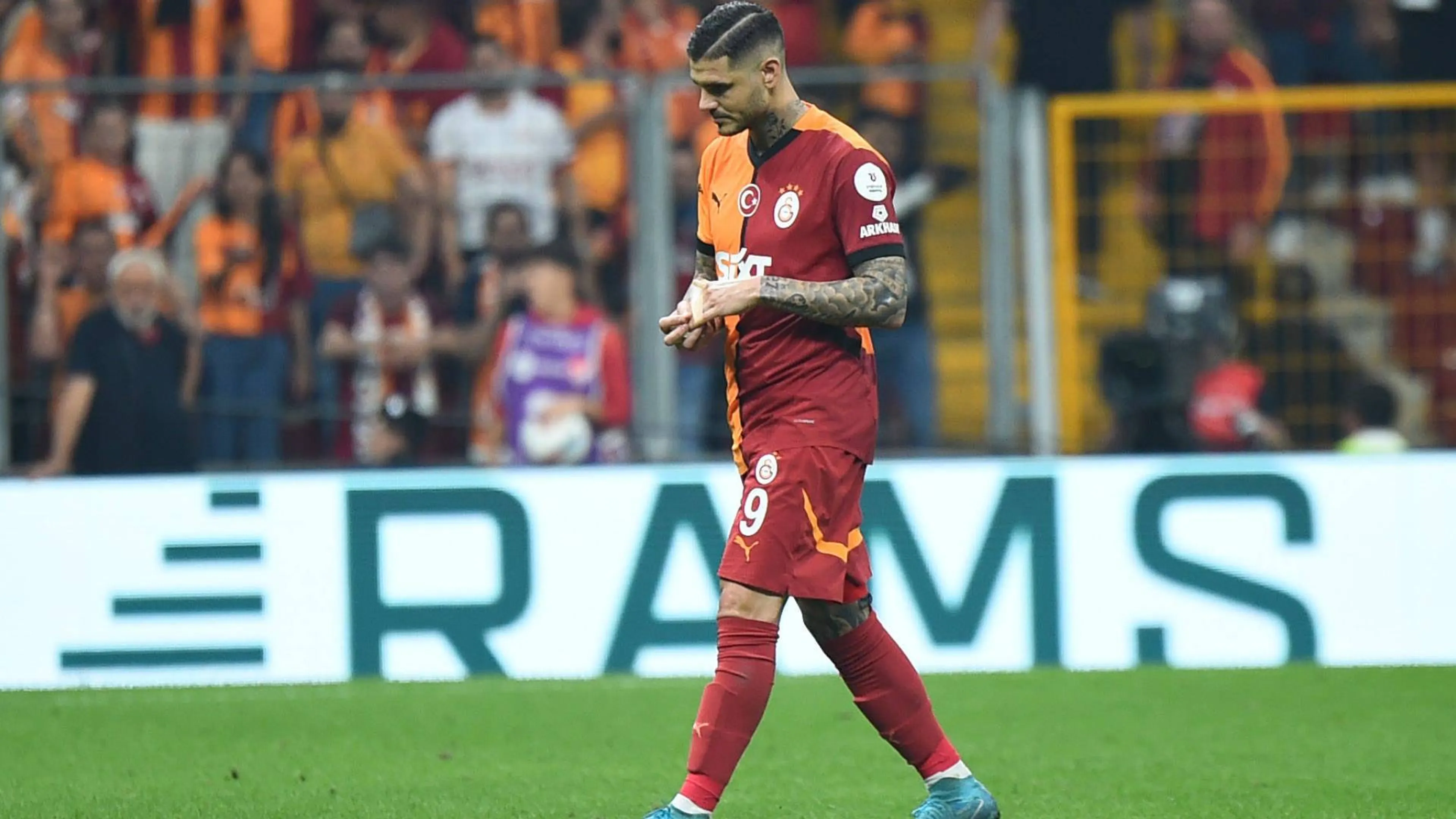 Copertina di Icardi sfrattato da Wanda Nara. L'attaccante denuncia: "Spariti orologi e contanti"