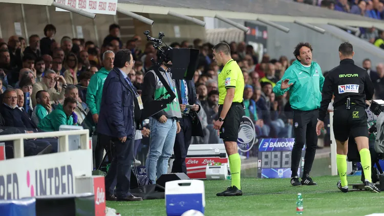 /images/m/a/y/may-12-2025-bergamo-italy-referee-simone-sozza-seen-consulting-the-var-system-during-the-italian-serie-a-soccer-match-between-atalanta-bc-and-as-roma-at-gewiss-stadium-final-score-atalanta-bc-21-as-roma-bergamo-italy-zumas197-20250512aaas197206-copyright-xemanuelexpennacchioxjpg_1755682288824.jpg