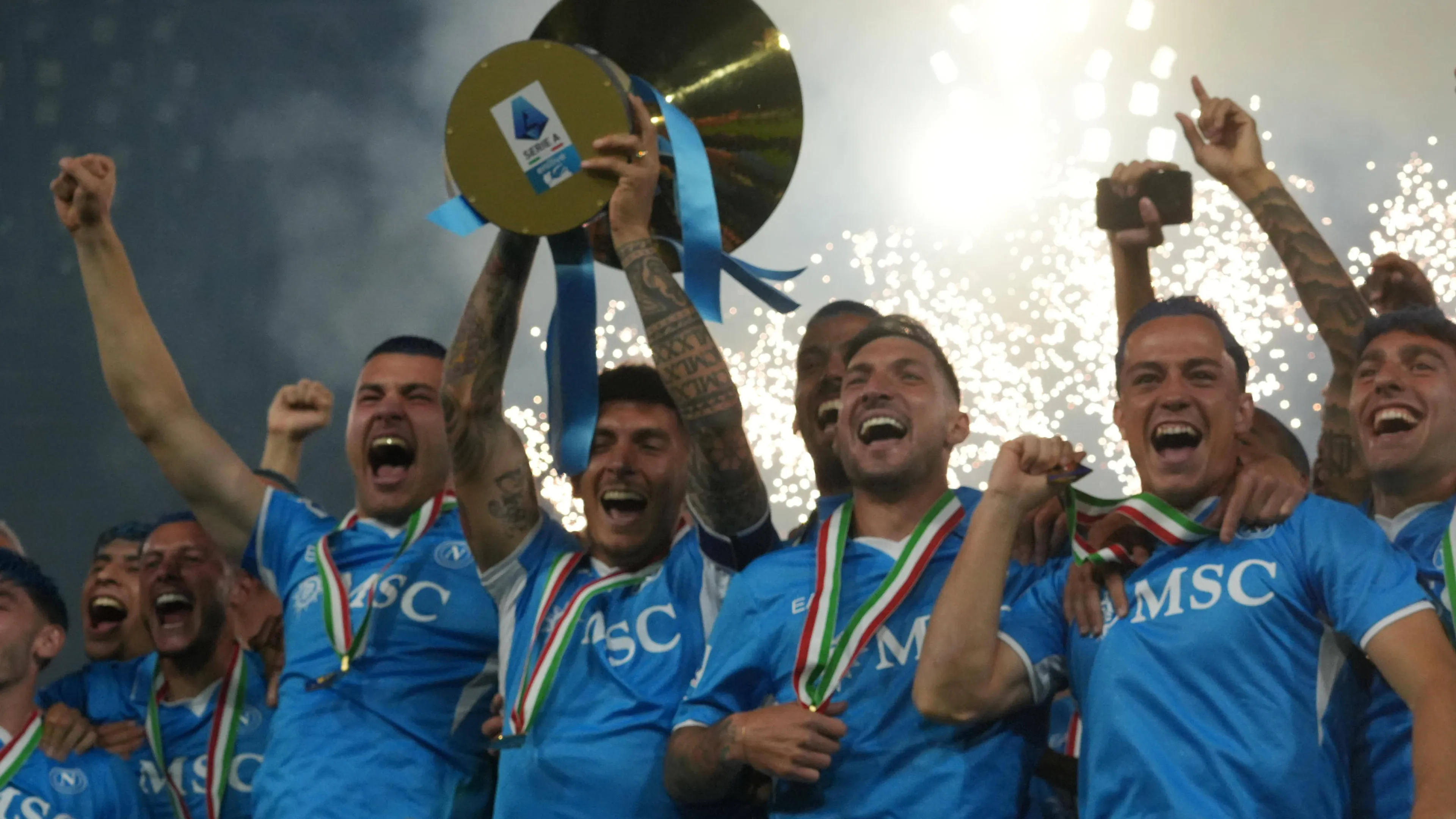 Copertina di May 23 2025 Napoli ITALIA SSC Napoli s players and staff celebrate the Scudetto the trophy of Italian Serie A Championship at the end of the Italian Serie A soccer match SSC Napoli vs Cagliari Calcio at the Diego Armando Maradona stadium in Naples Italy 23 May 2025 ANSA CESARE ABBATE Il Napoli e Campione D Italia ZUMAa110 20250523 zaf a110 106 Copyright xCesarexAbbatex
