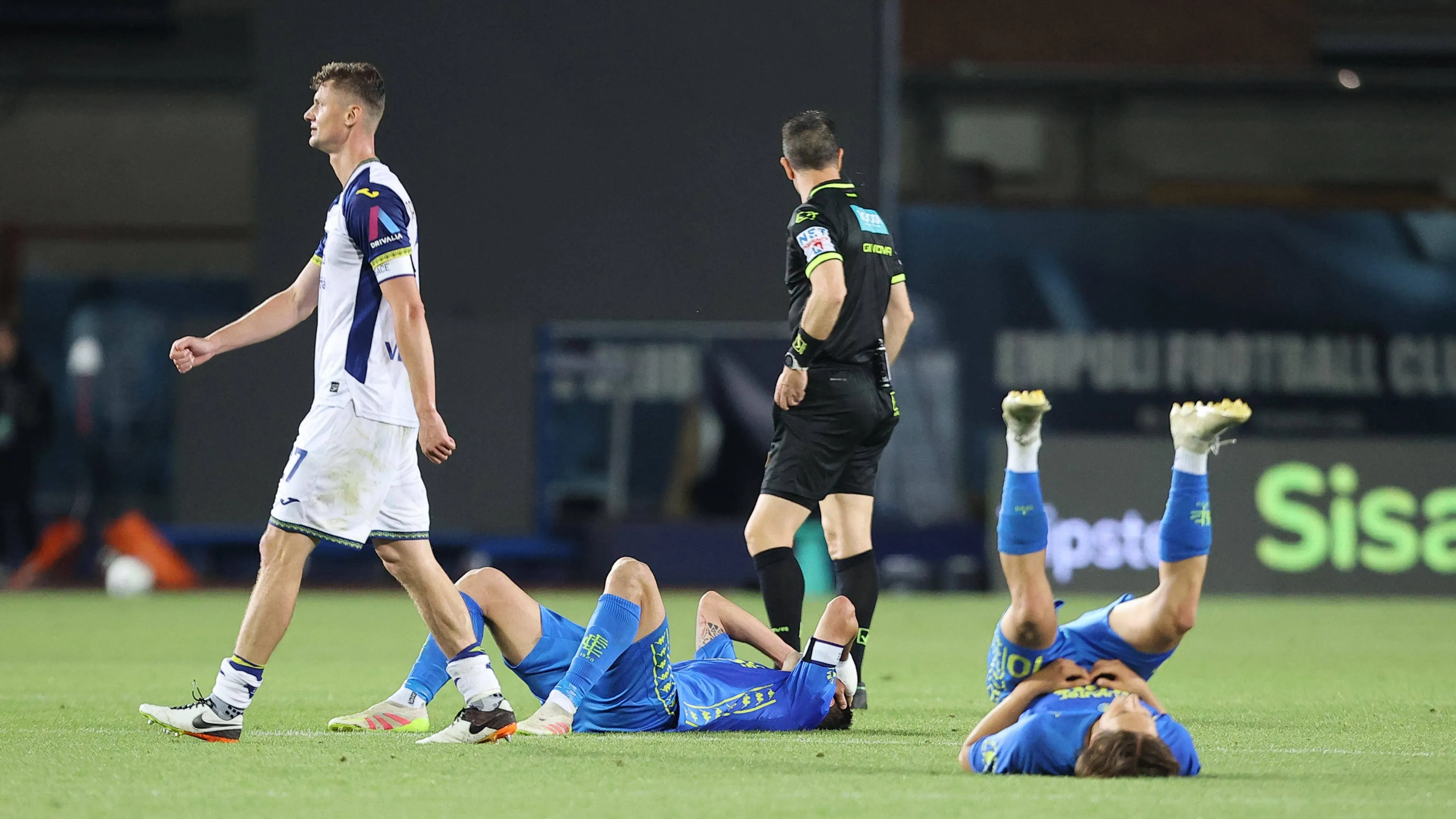 Svolta storica nel calcio italiano: stipendi ridotti ai calciatori in caso di retrocessione