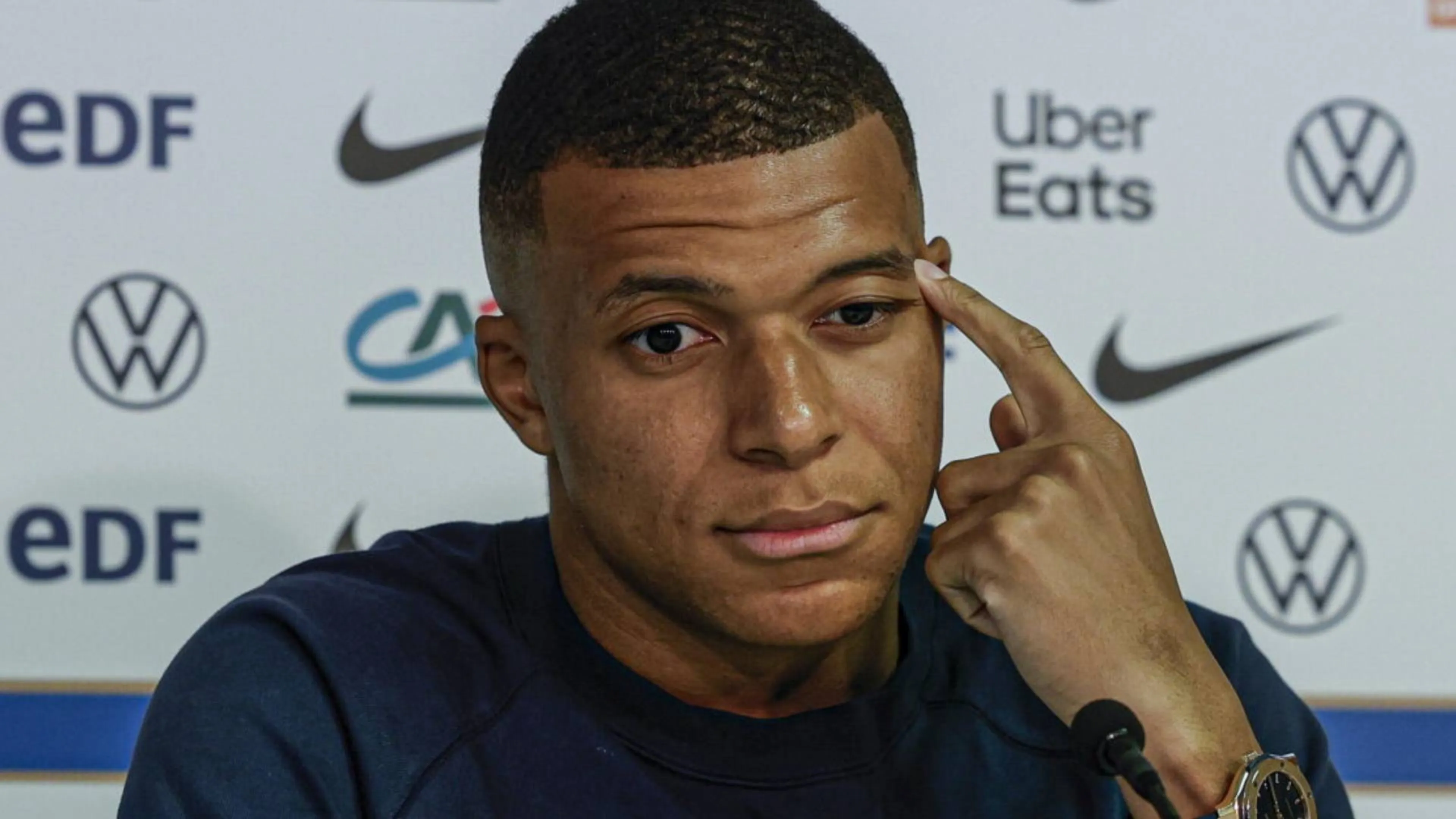 Copertina di Mbappé e la domanda al giornalista: "Vedi un ragazzo disturbato?"