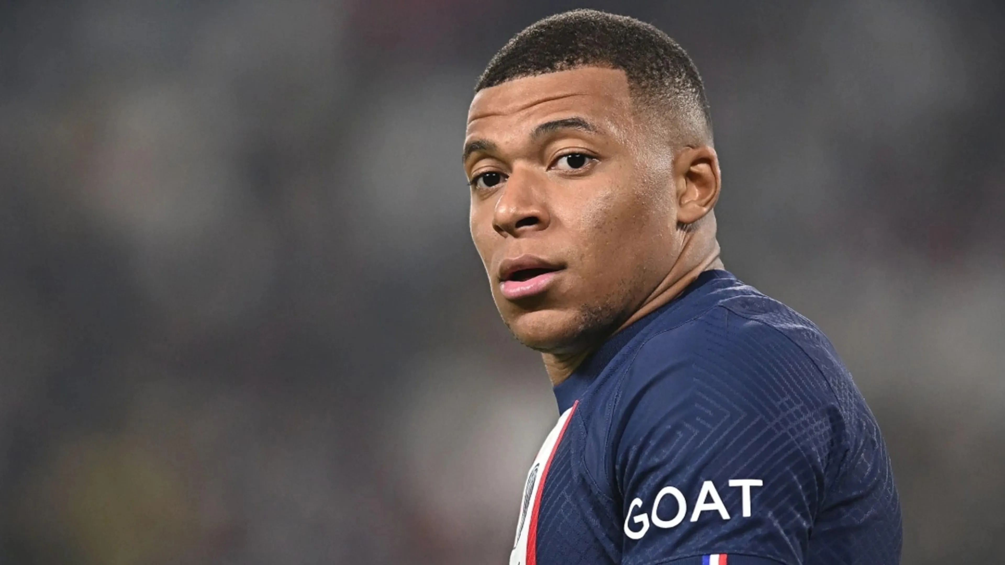Copertina di Psg, Mbappé spiega il motivo del mancato rinnovo. Poi lo splendido omaggio a Berlusconi