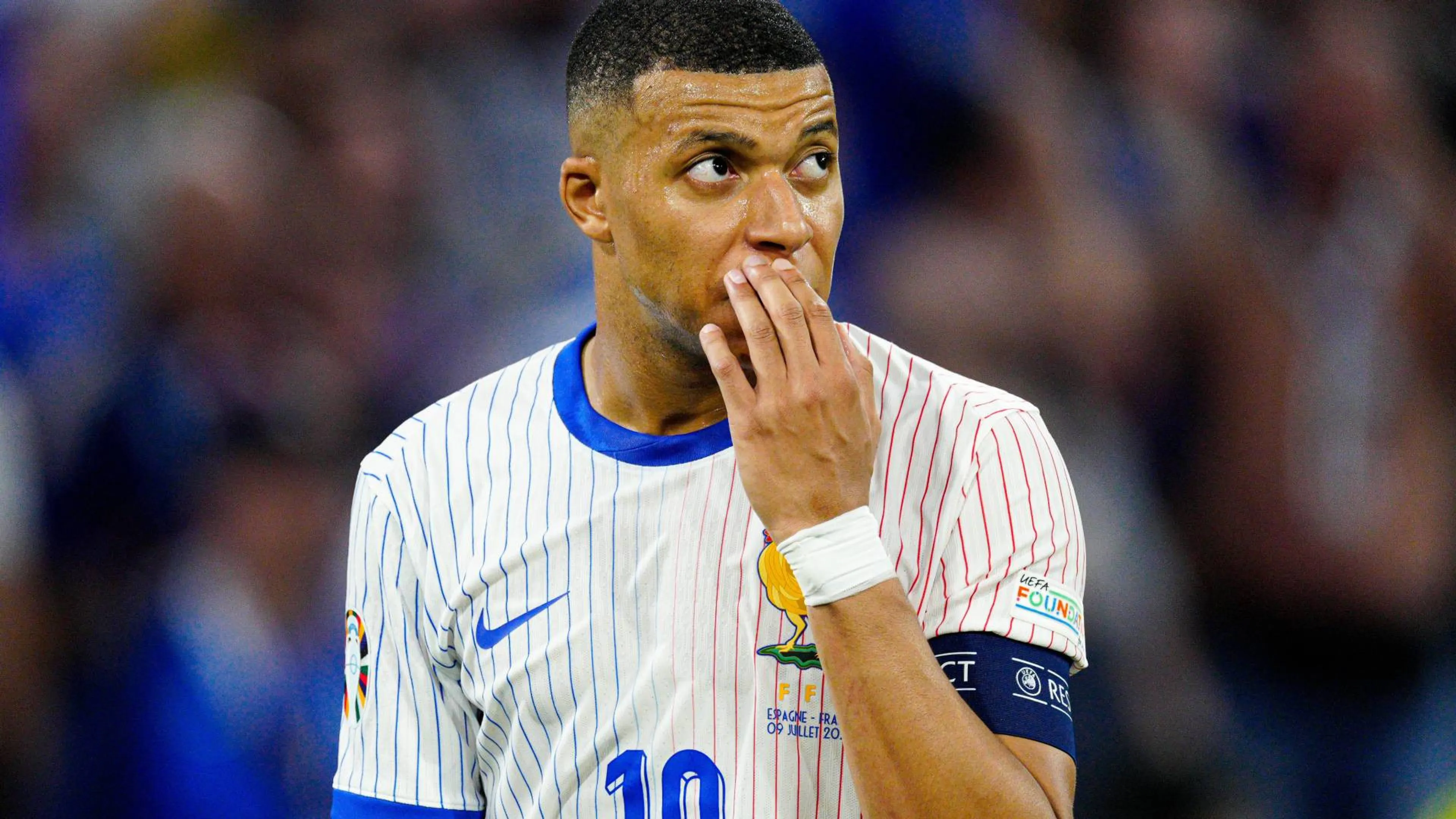 Mbappe-scambia-la-maglia-nell-intervallo-di-Spagna-Francia