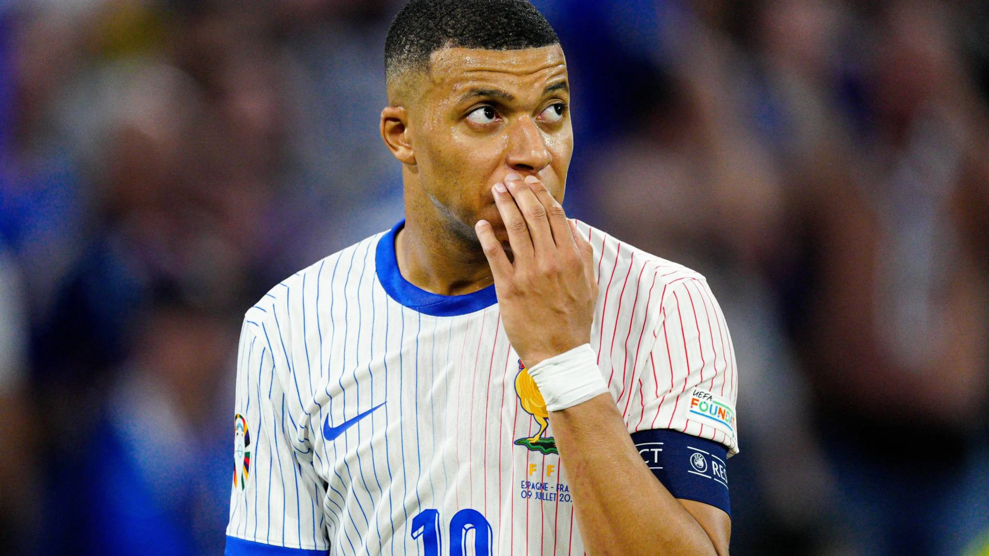 Copertina di Spagna-Francia, Mbappé e la maglia scambiata all'intervallo. Durissima reazione dei tifosi