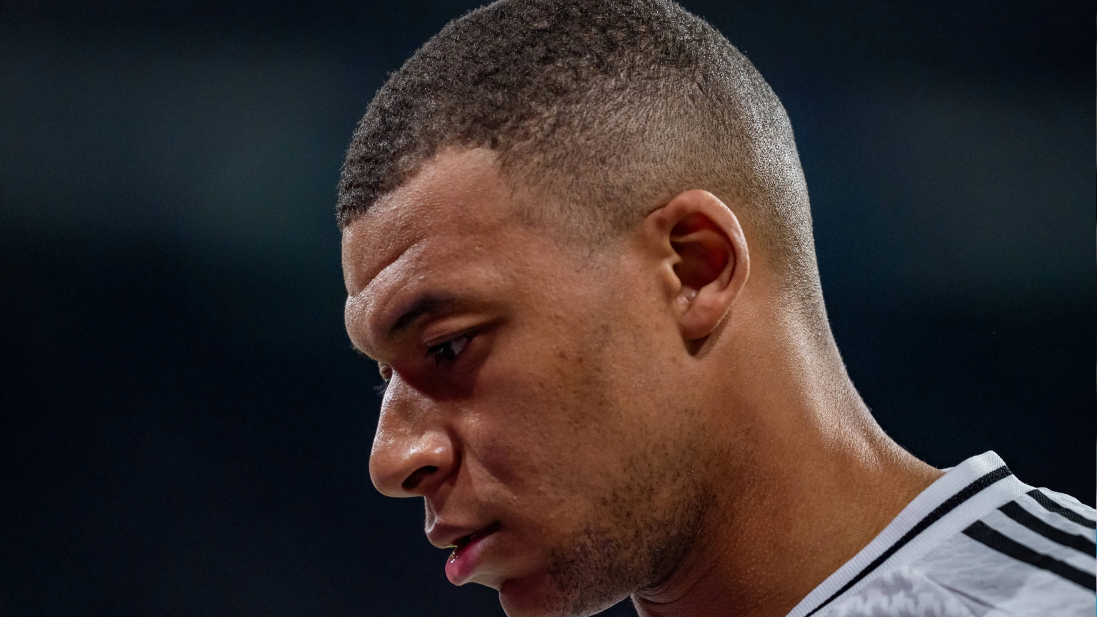 Copertina di Mbappé nella bufera: settimana da incubo e tifosi del Caen furiosi, il gesto in curva fa il giro del web