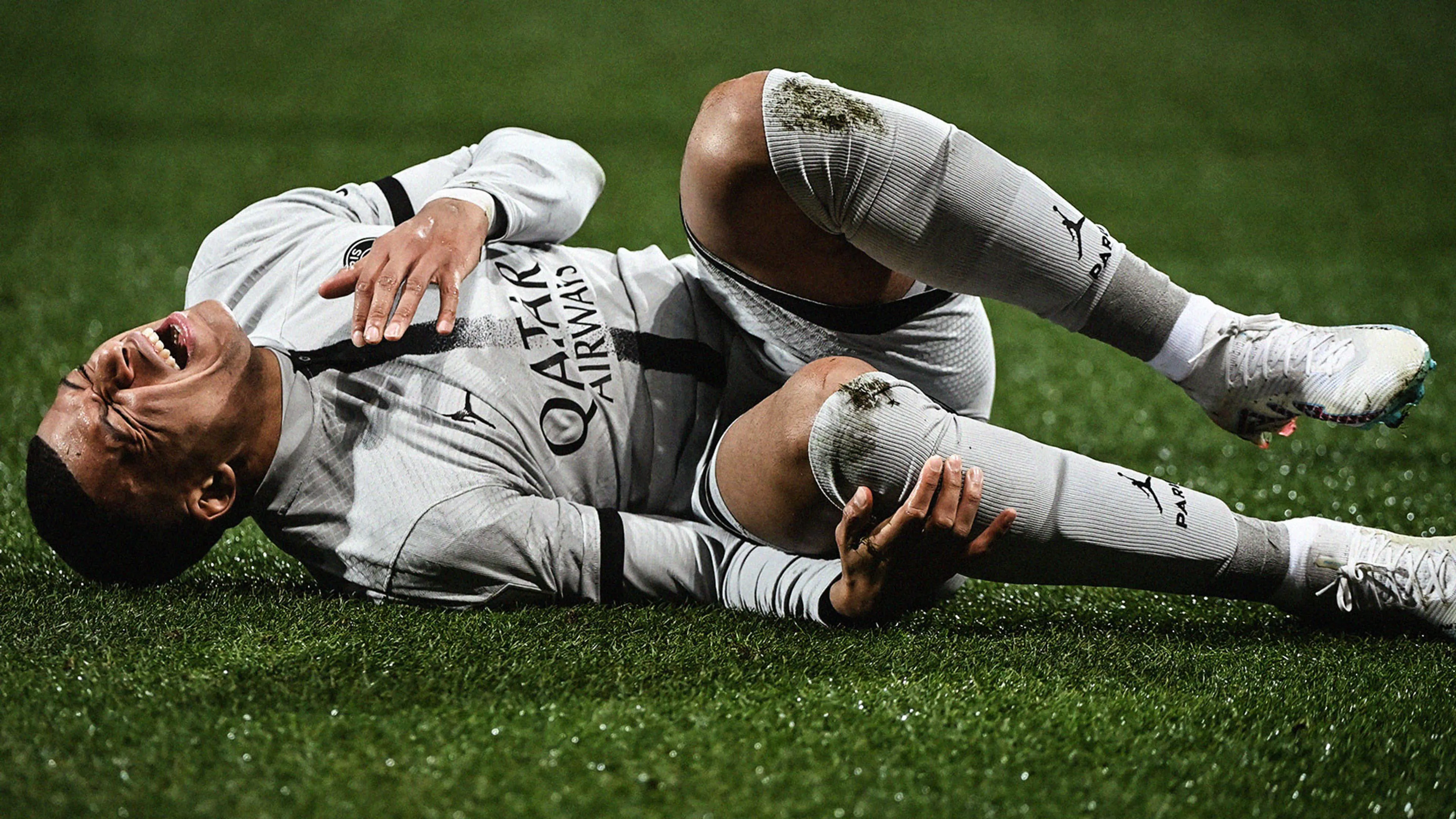 Copertina di Rigori sbagliati e infortunio, la serata da incubo di Mbappé. I tempi di recupero fanno tremare il Psg