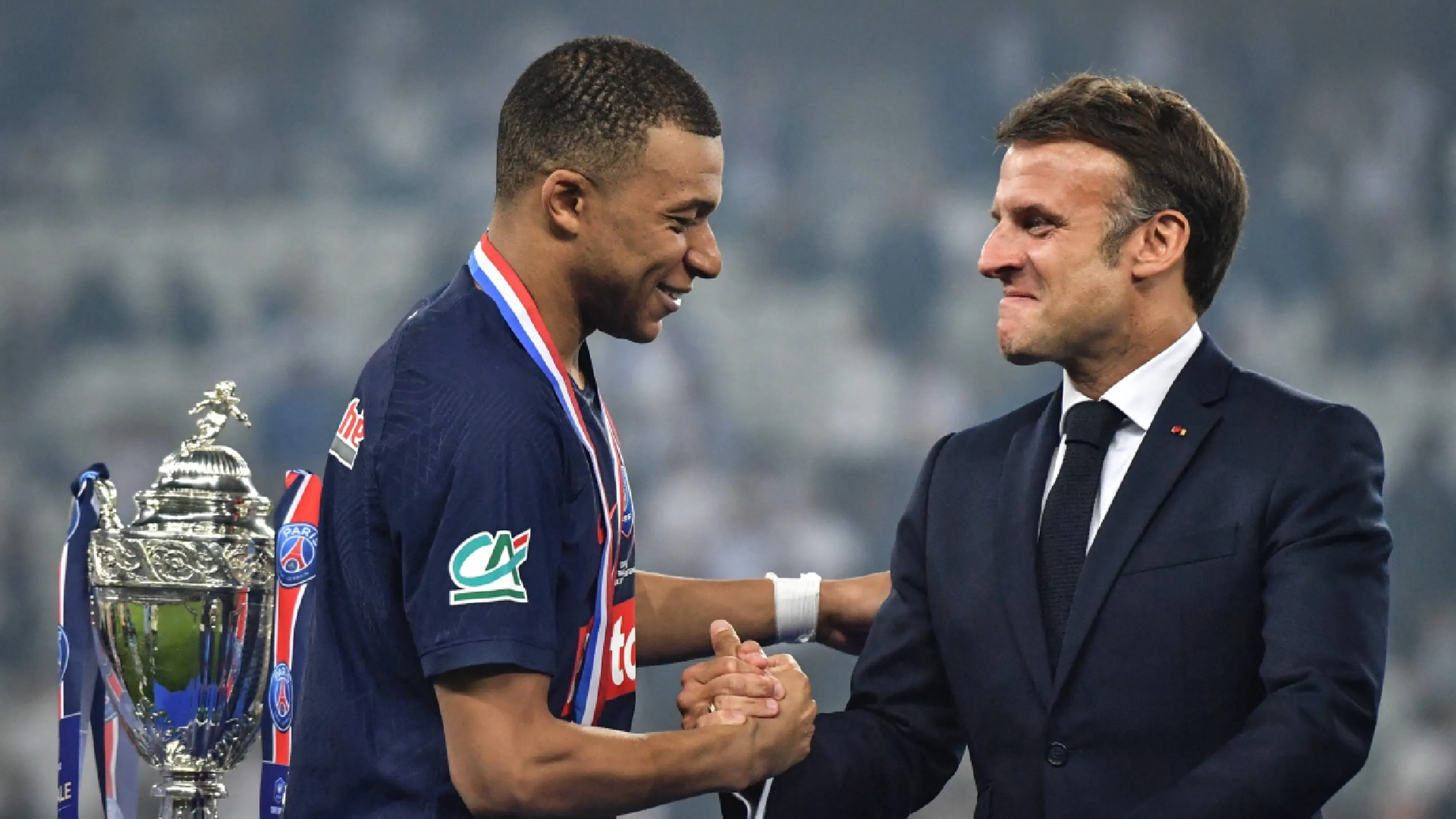 Copertina di Mbappé al Real Madrid: il francese rivela a Macron quando ci sarà l'annuncio (VIDEO)