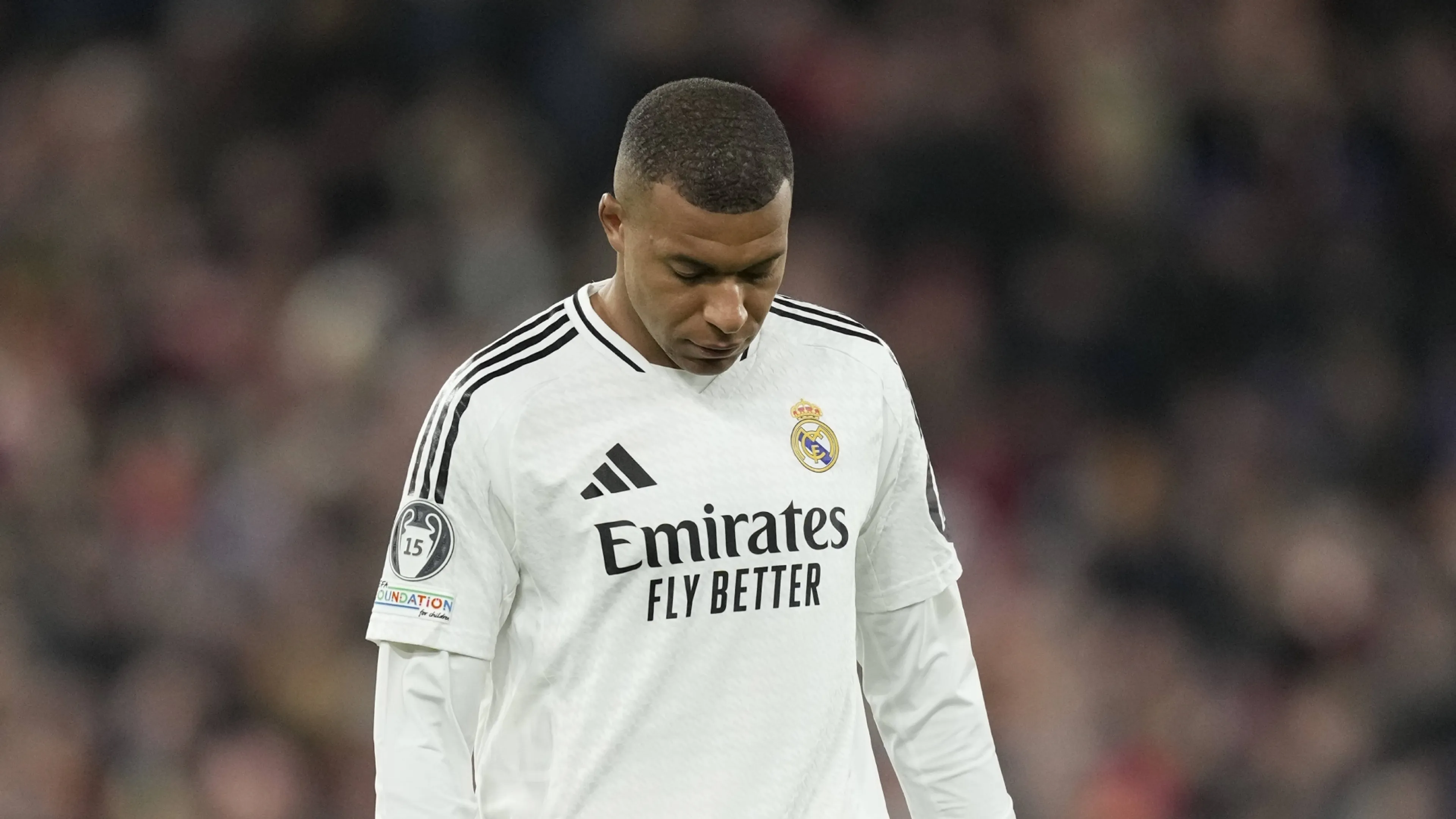 Copertina di Il video di Mbappé e Bellingham divide i tifosi. Allarme dalla Francia: "È malato e tengono tutto segreto"