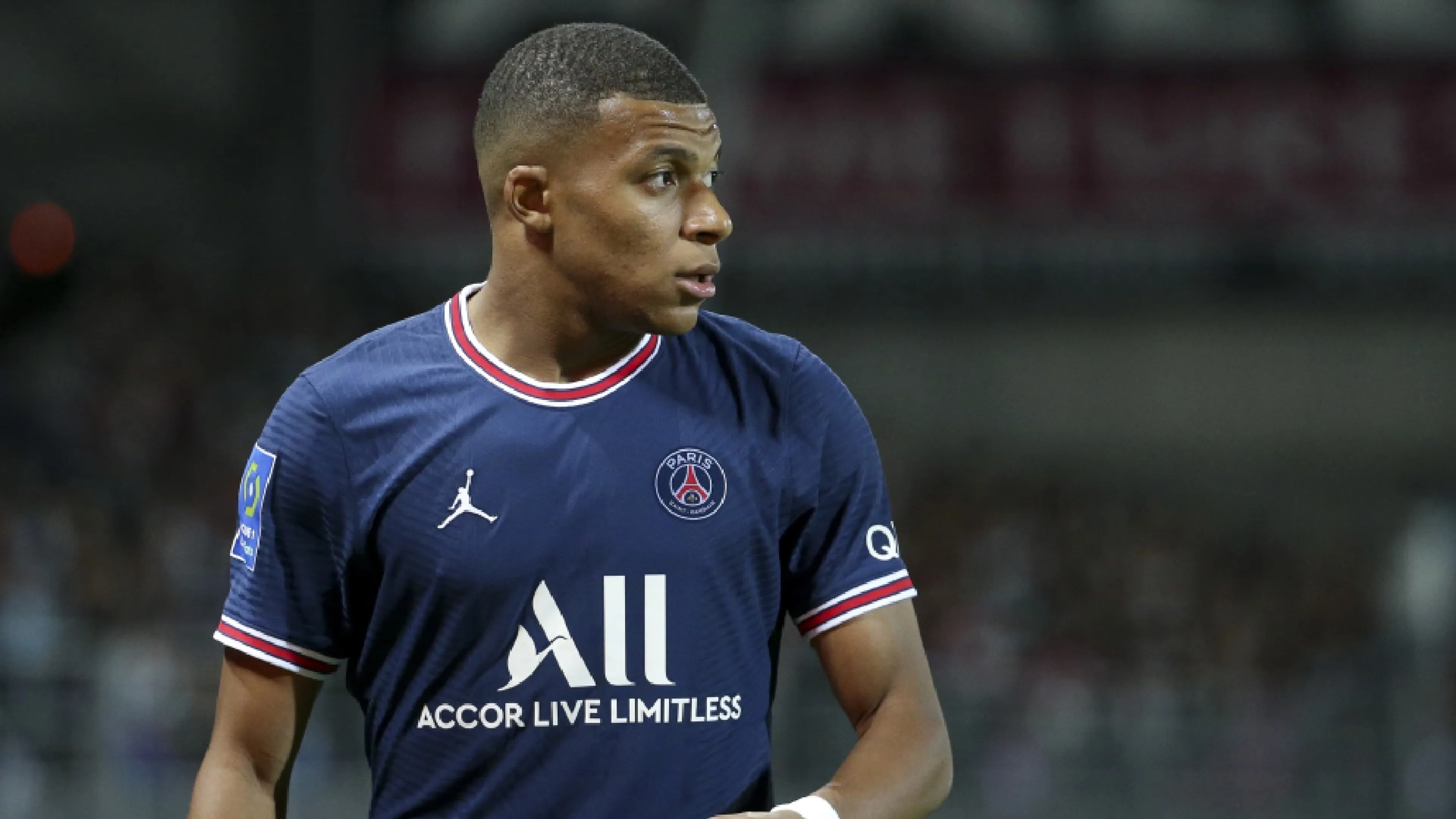 Copertina di Mbappé-Psg, guerra senza fine: rimosse la sua immagine dallo stadio e la maglia dallo store