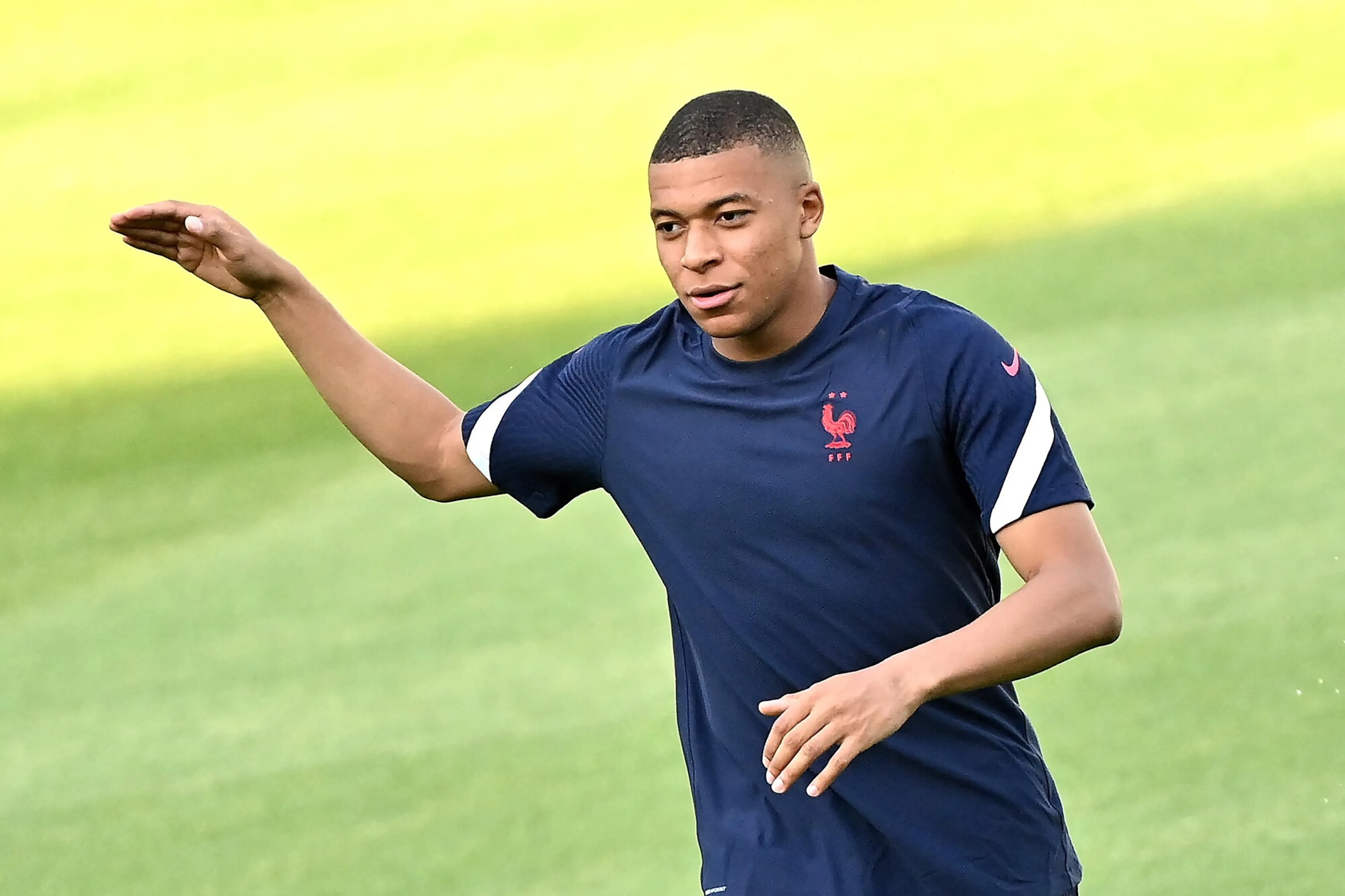 Copertina di Mbappé come Ronaldinho: centra 3 volte la traversa. Poi segna anche di tacco (VIDEO)