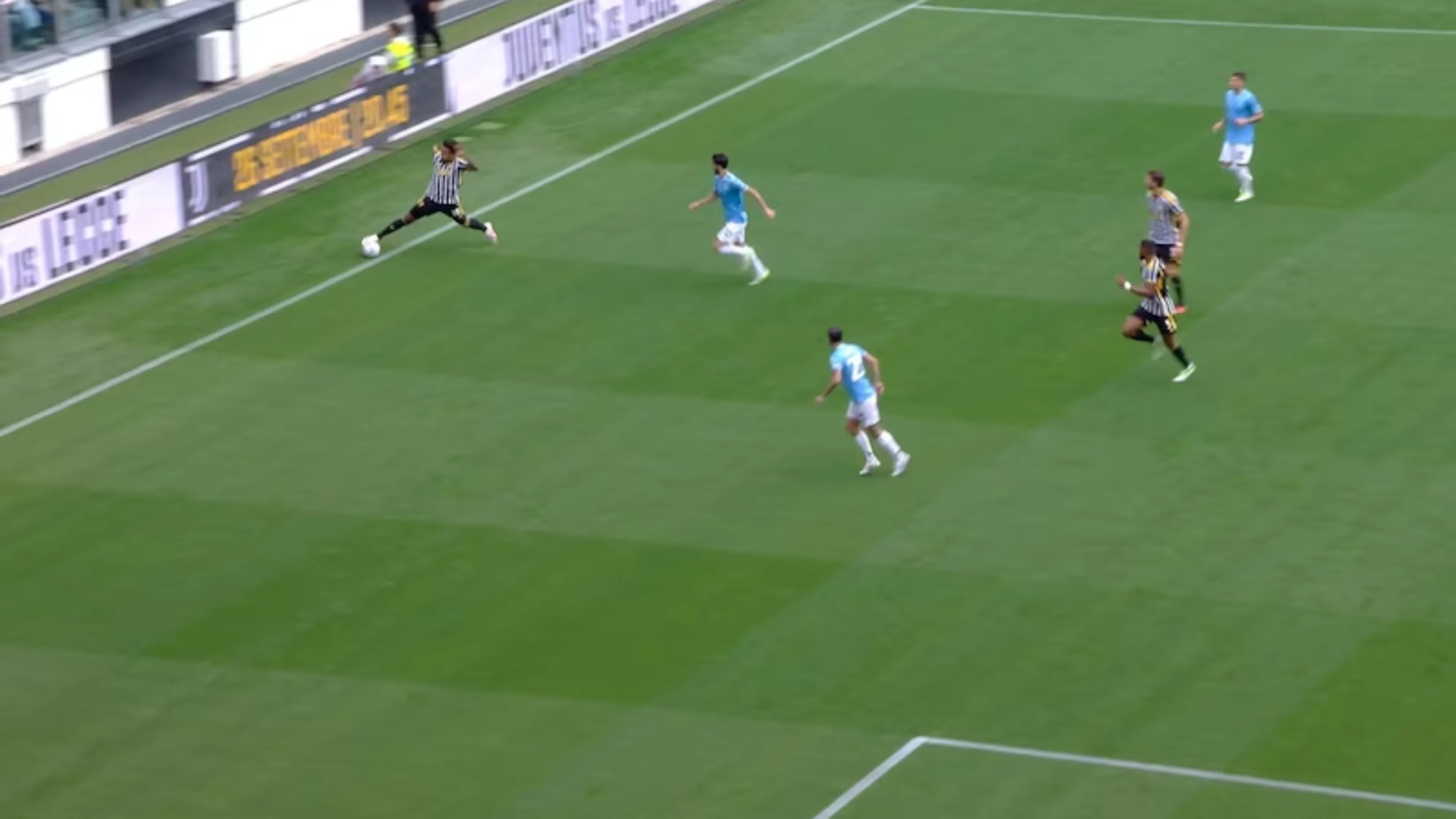 Copertina di Juve-Lazio, la palla era dentro o fuori? Ecco perché il gol di Vlahovic è stato convalidato