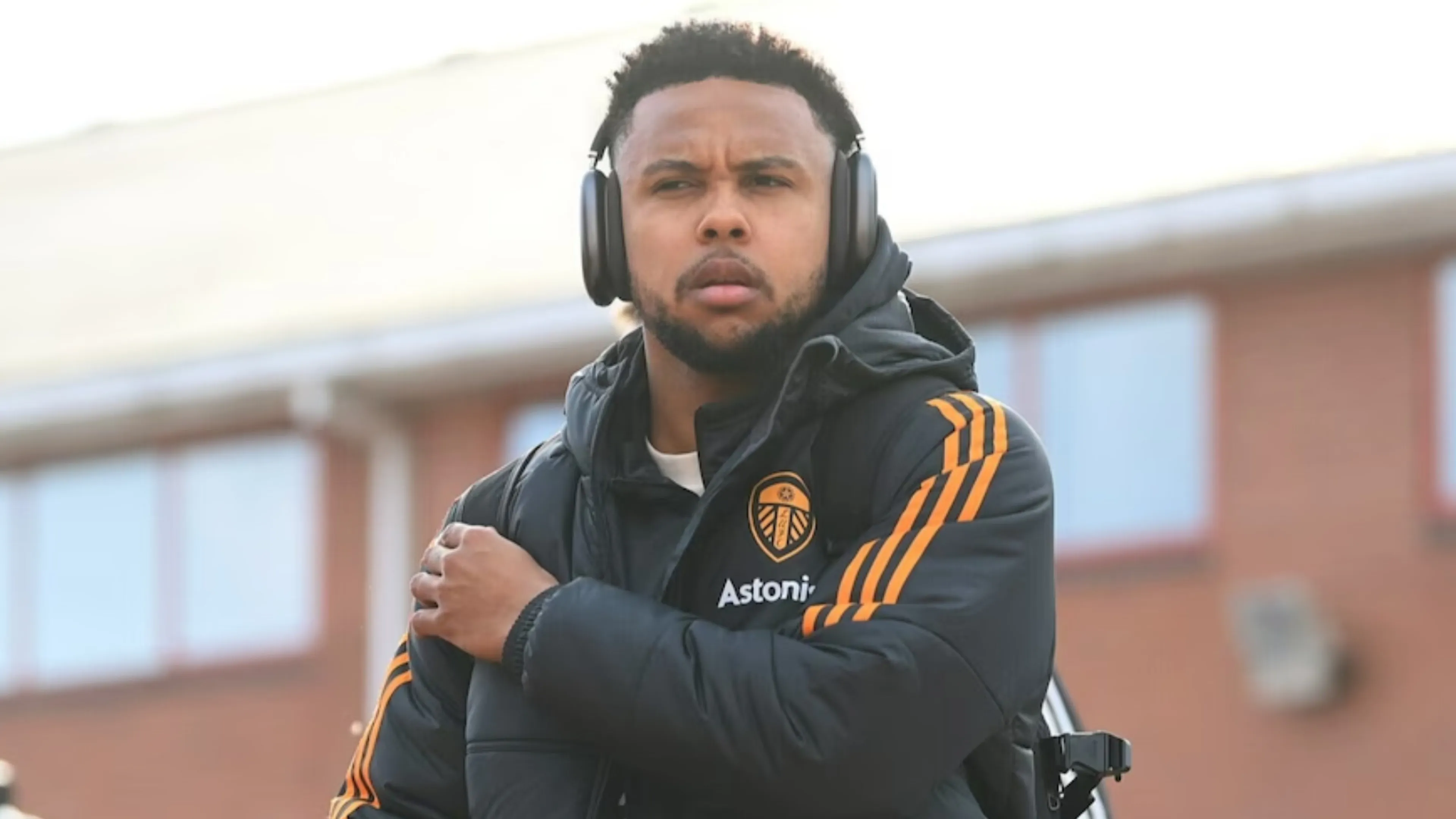 Copertina di McKennie, l’esordio con il Leeds è da incubo. I tifosi lo prendono di mira: “Troppa pizza dopo i Mondiali”