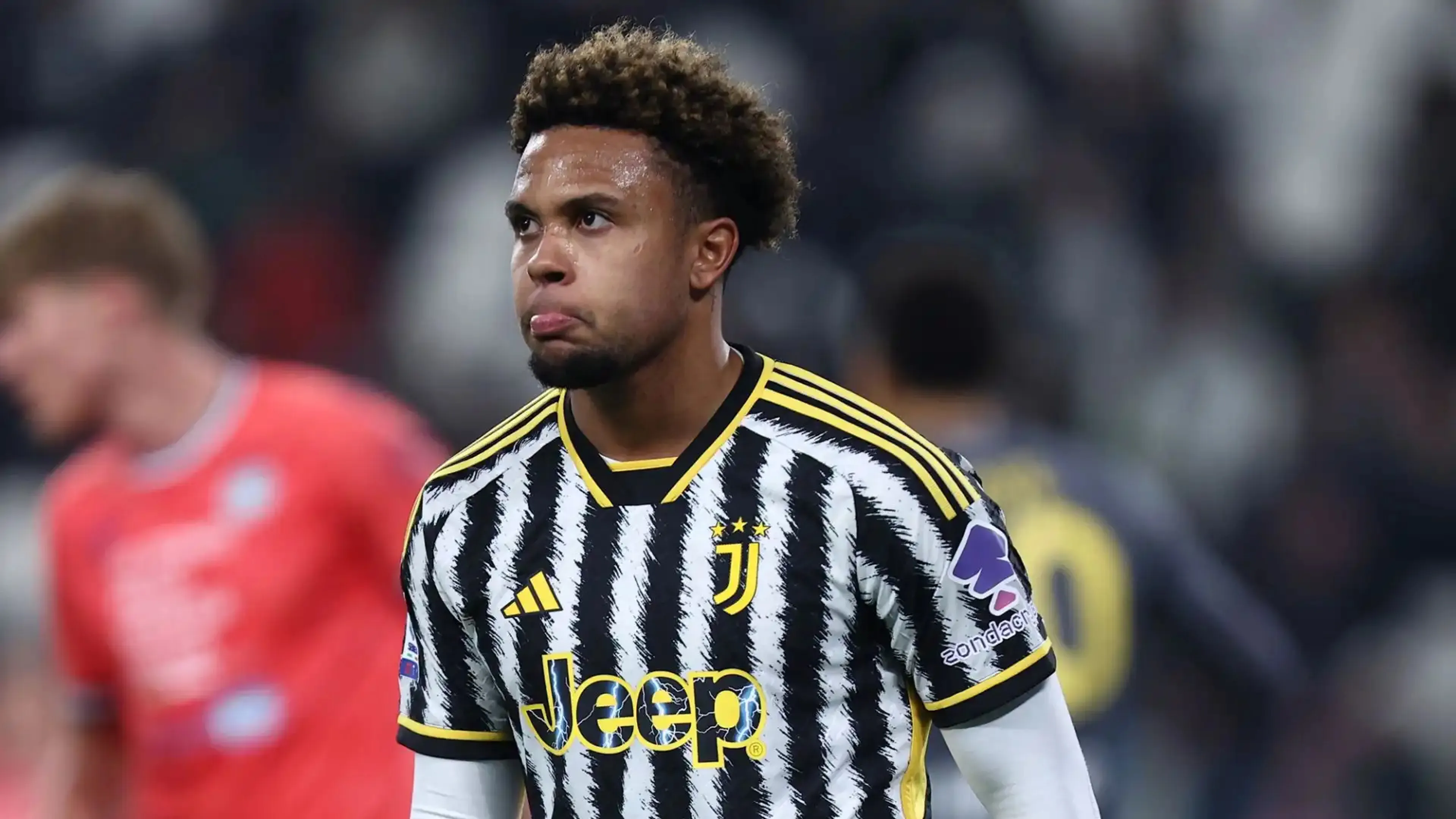 Copertina di McKennie chiede la buonuscita per andarsene dalla Juve: i tifosi lo insultano sui social