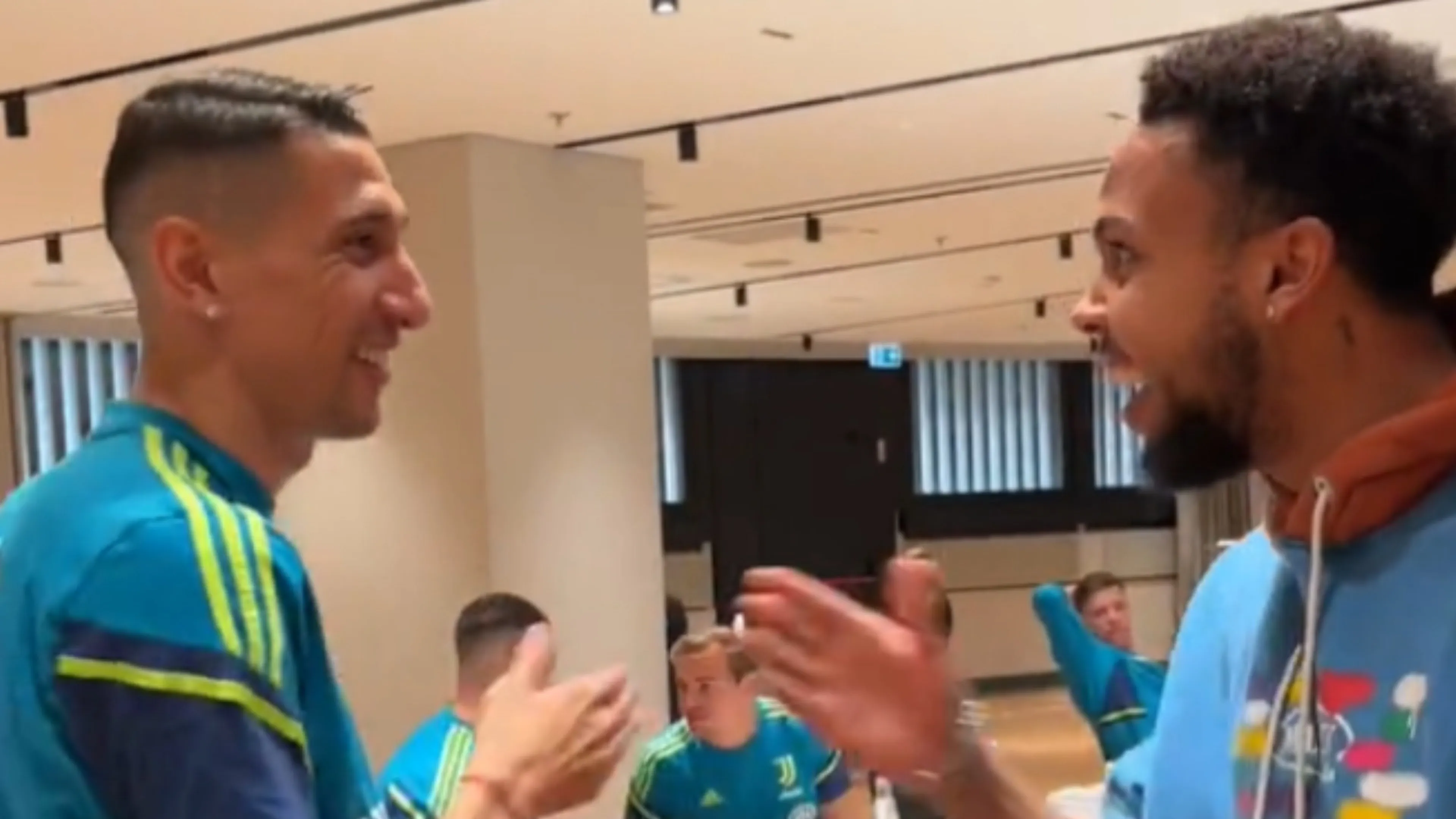 Copertina di Juve, toh chi si rivede! McKennie si presenta a pranzo e Di Maria lo sfotte (VIDEO)