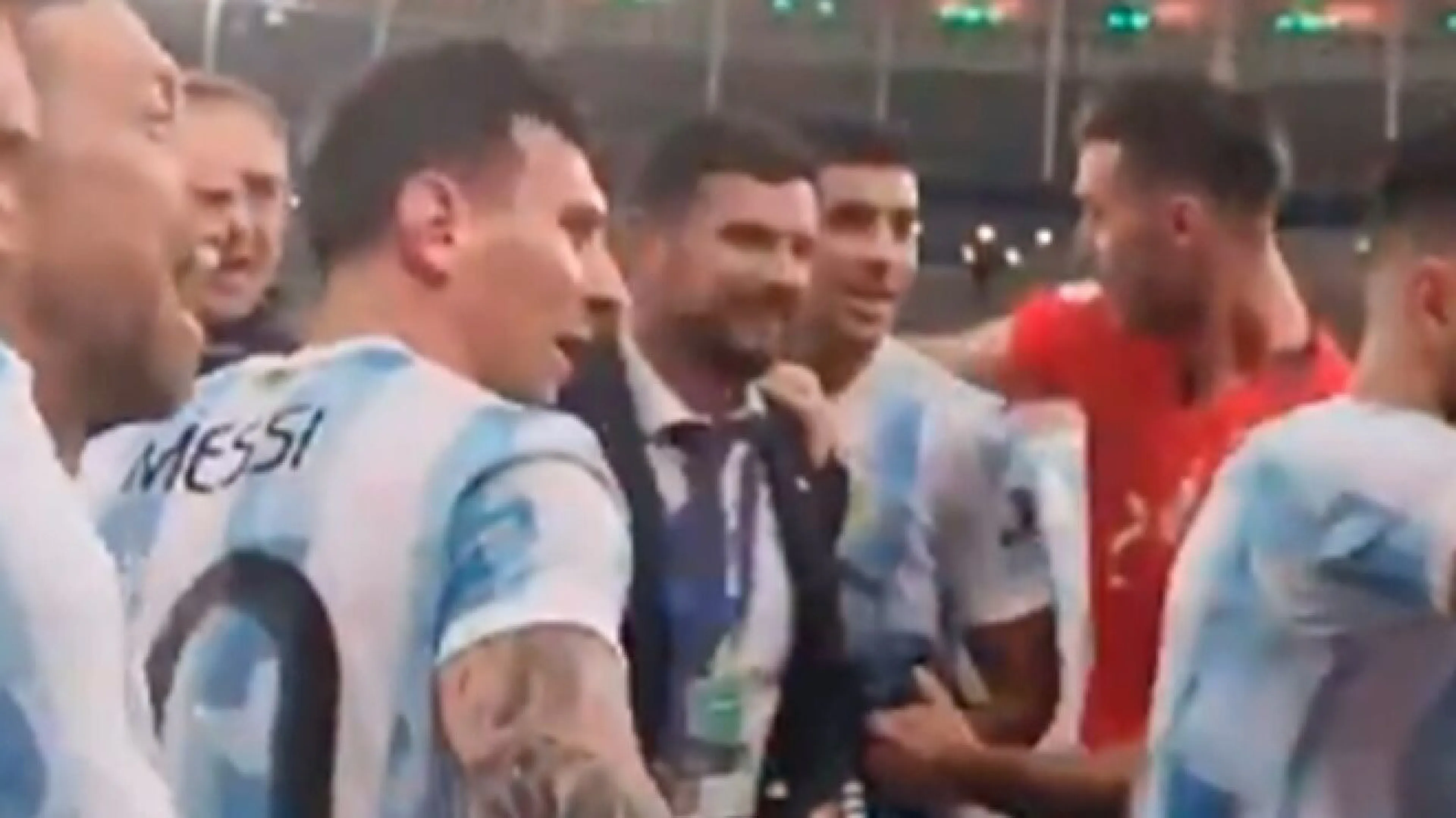 Copertina di Messi capitano vero, zittisce De Paul durante i festeggiamenti della Copa America (VIDEO)
