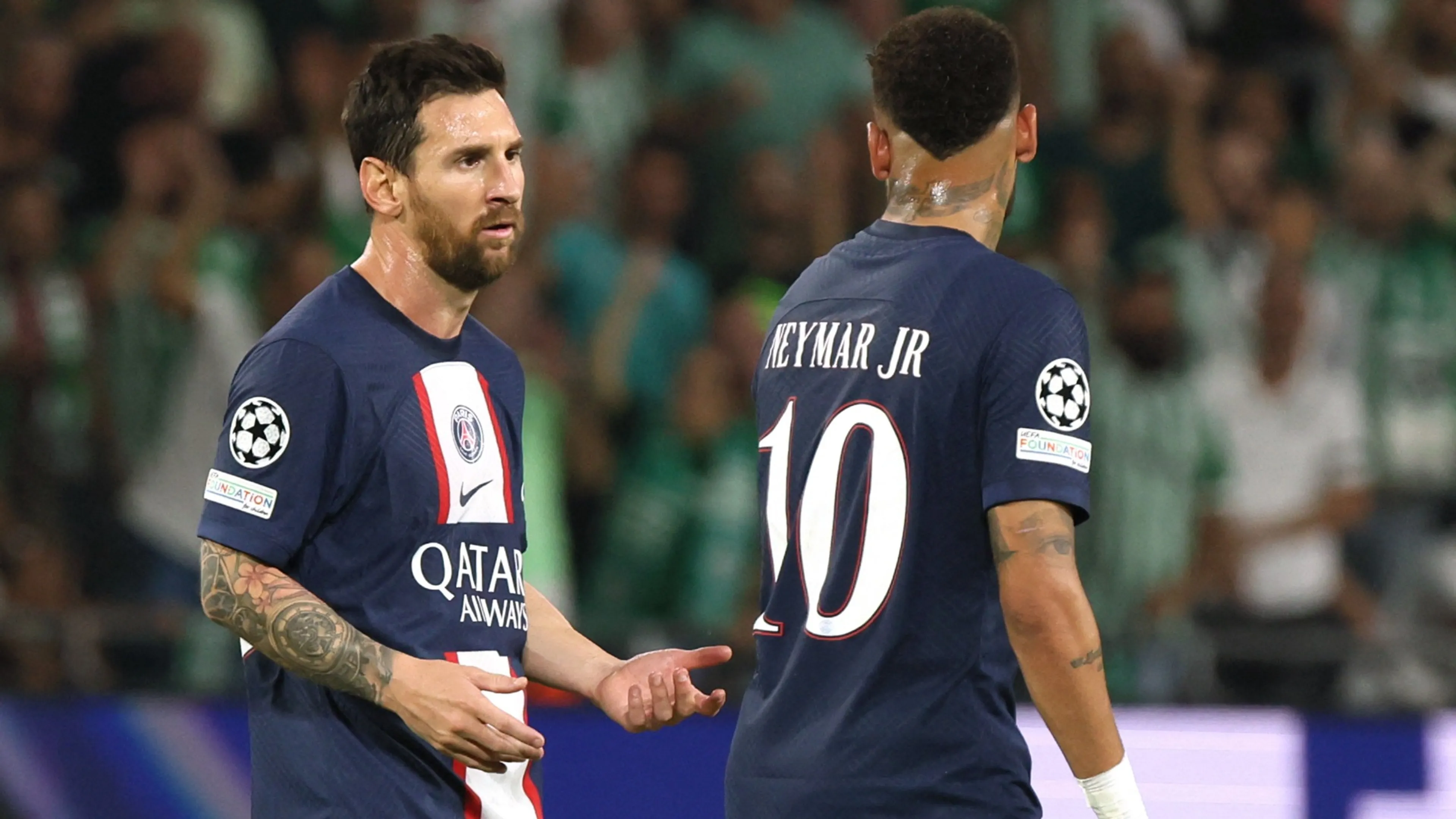 Copertina di I tifosi del Psg "rinnegano" i campioni andati via: duro striscione contro Messi e Neymar