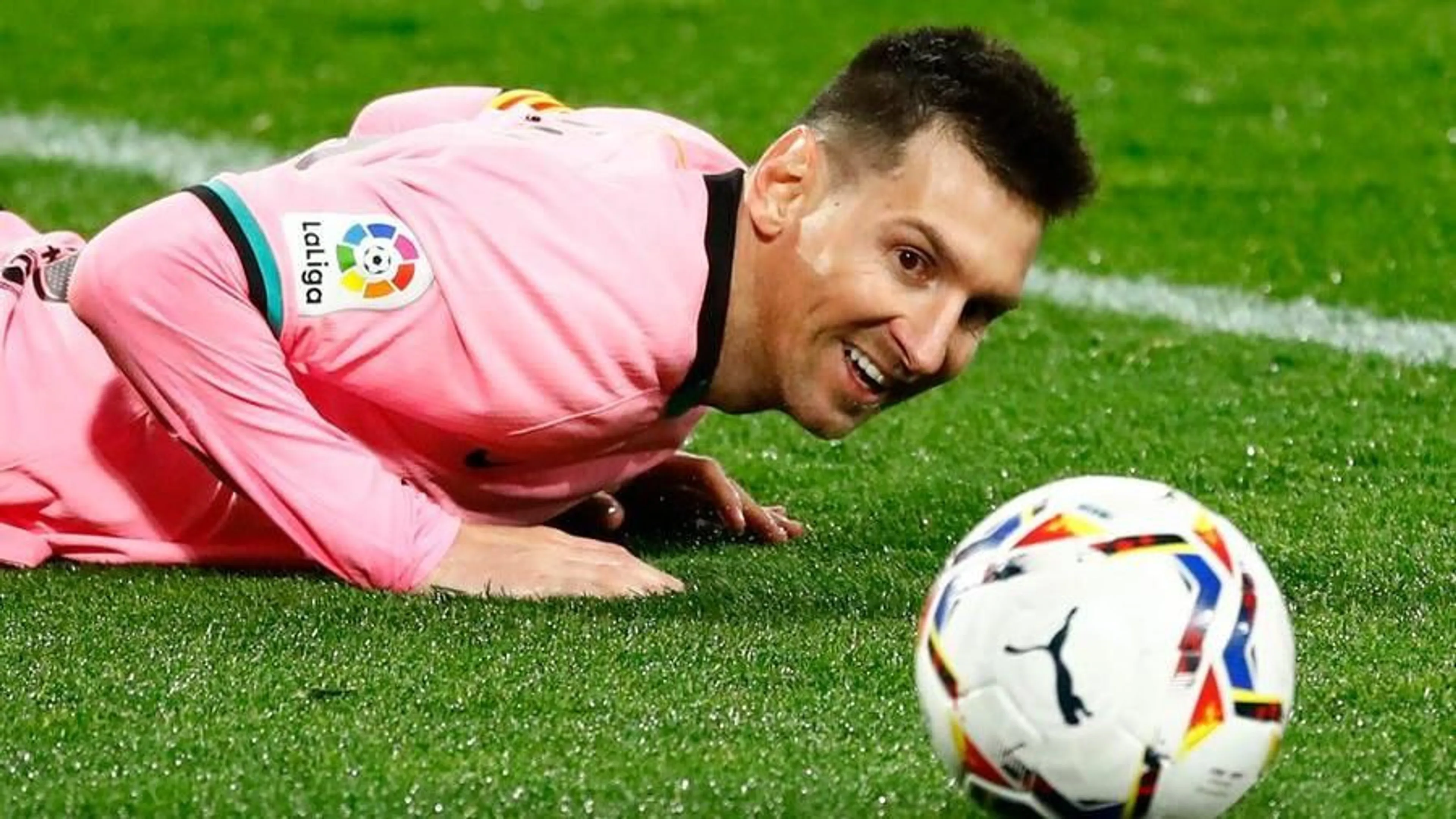 Copertina di Messi compie 34 anni: il Barcellona gli regala 200 mln con escamotage per eludere il salary cap