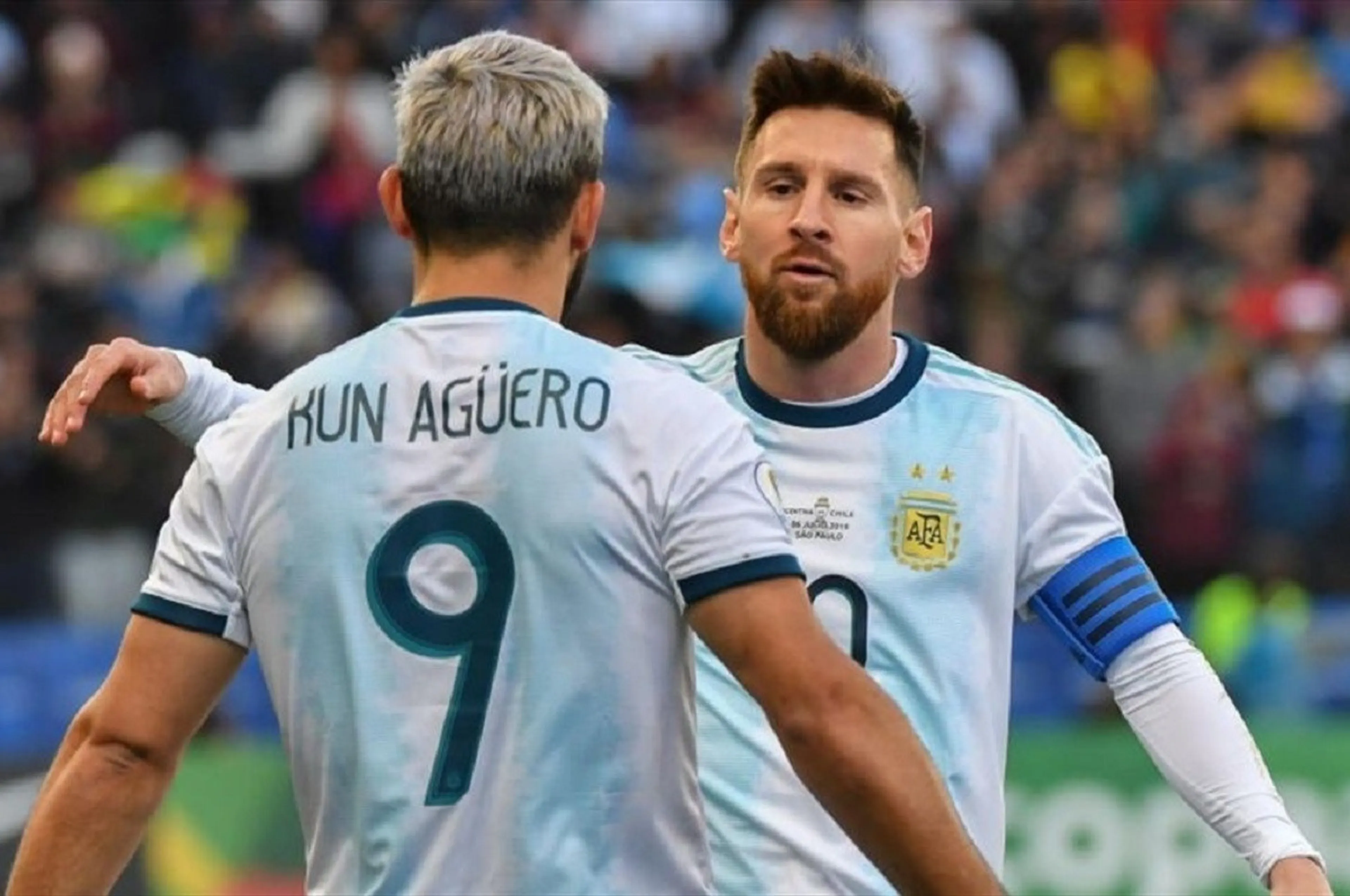 Copertina di Messi saluta Aguero: “Fa molto male. Mi mancherà stare con te in campo”