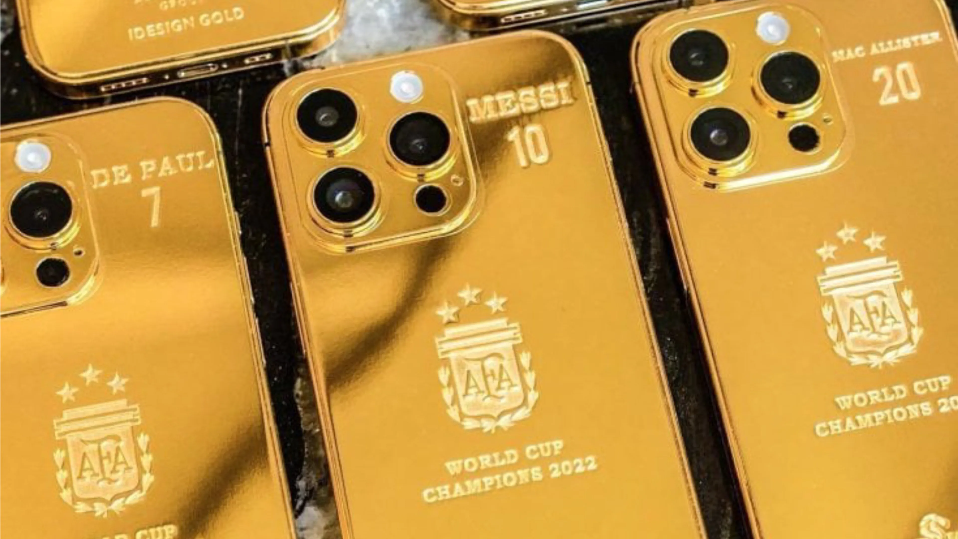 Copertina di Messi cuore d’oro: regala un iPhone dorato all’Argentina Campione del Mondo