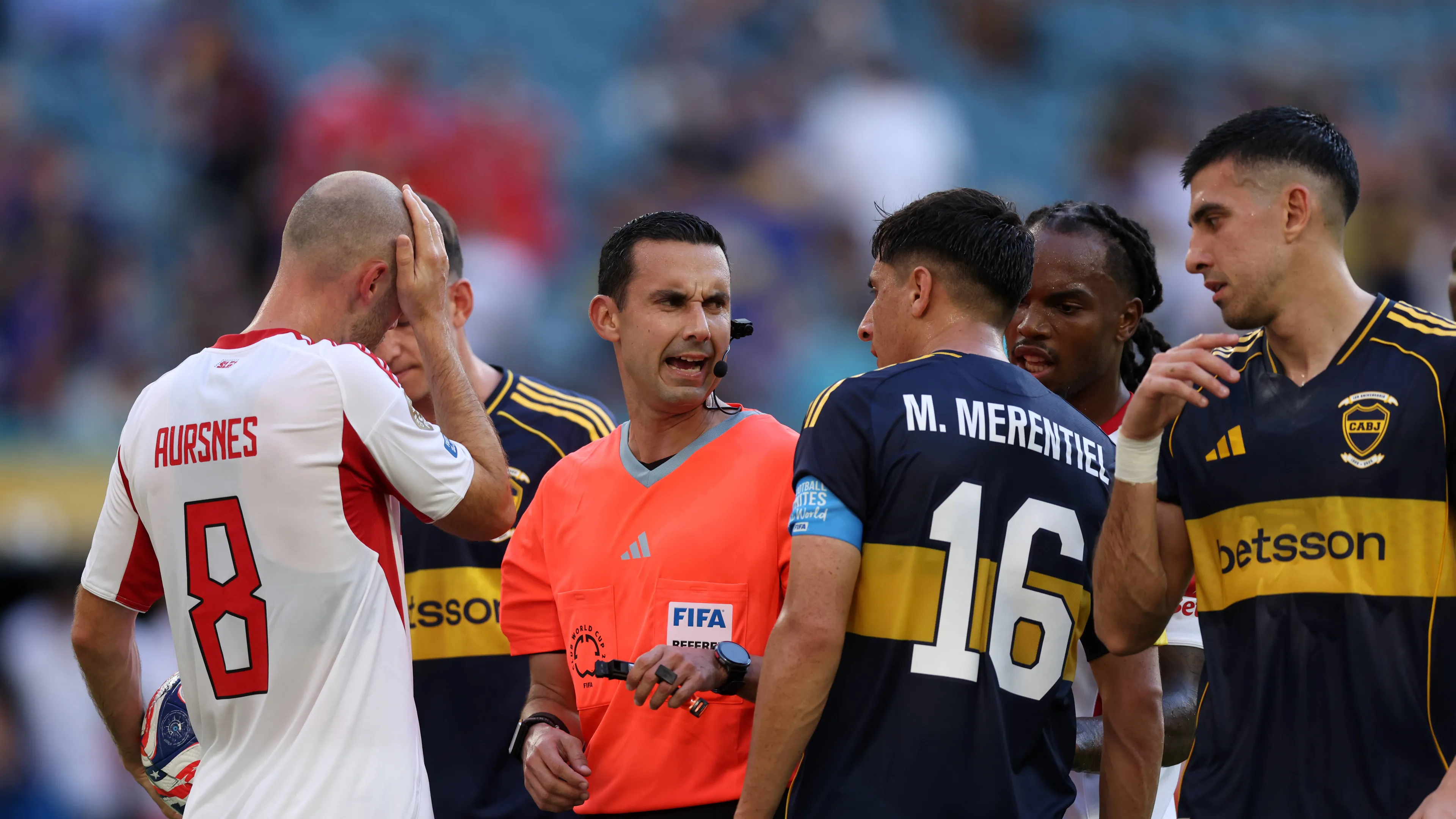 Clamoroso al Mondiale per Club: espulso con la Vergine di Guadalupe (VIDEO)