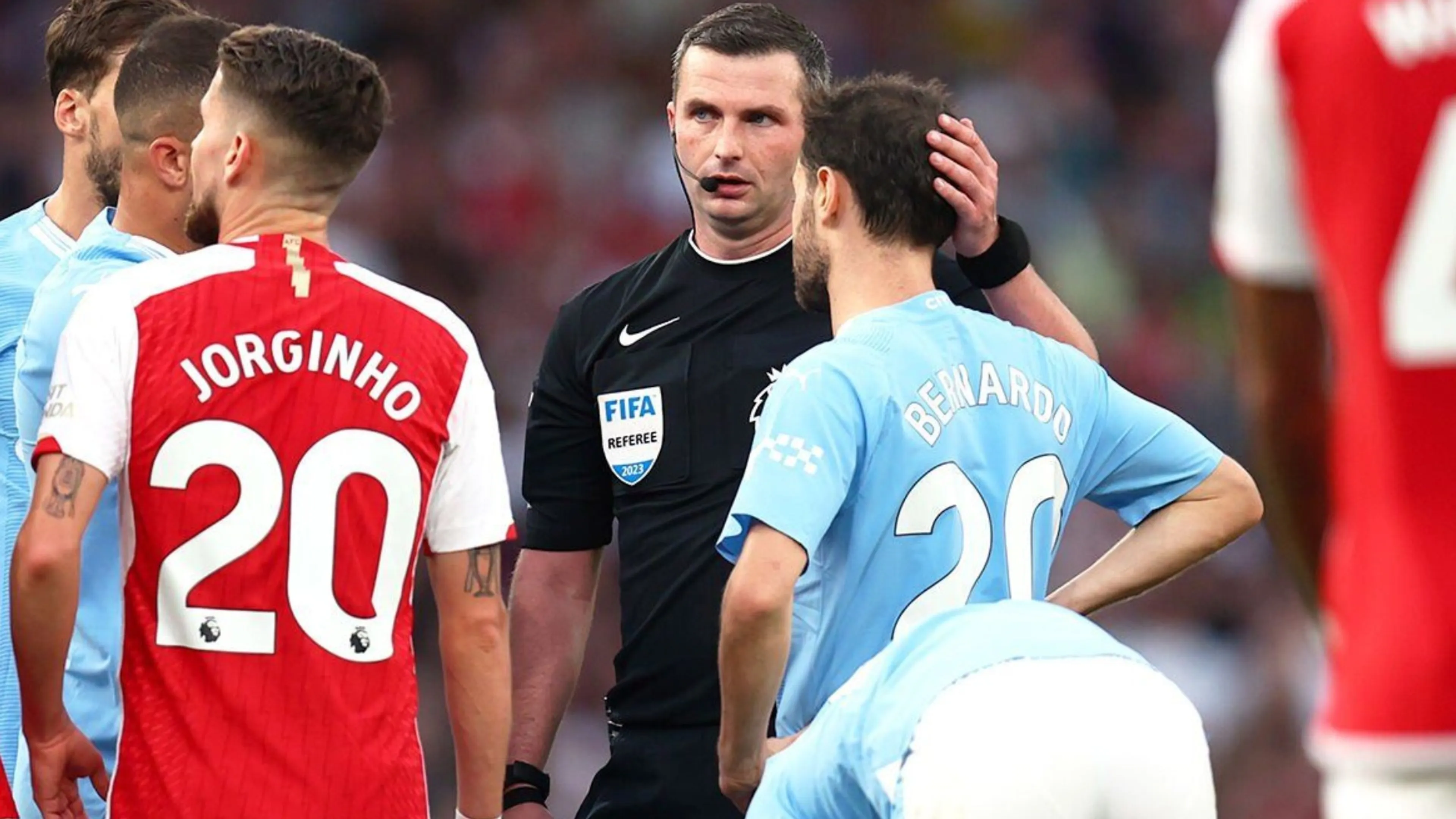 Arsenal-Manchester City.  La teoria del complotto sull'arbitraggio di Oliver