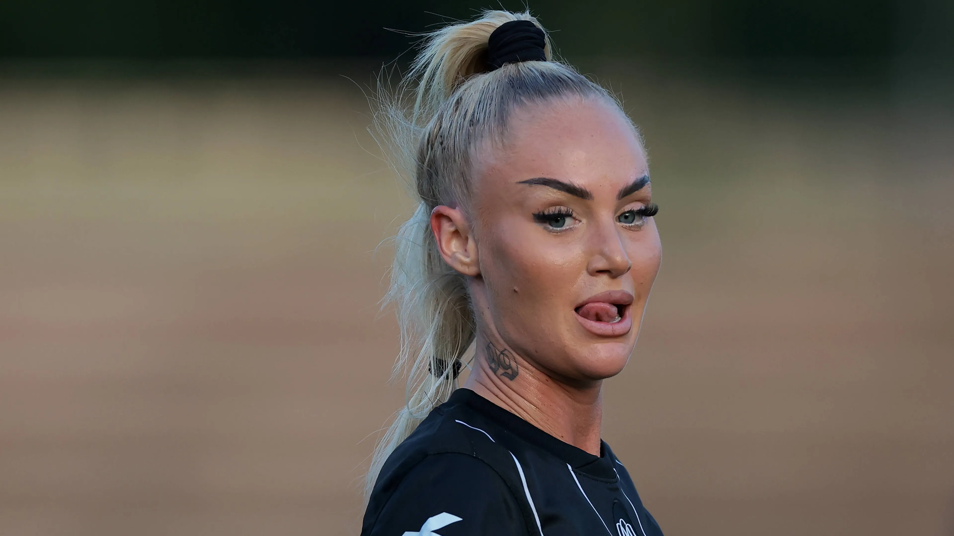 Grealish tenta la giocata con Alisha Lehmann: clamoroso approccio su Instagram, ma è fake