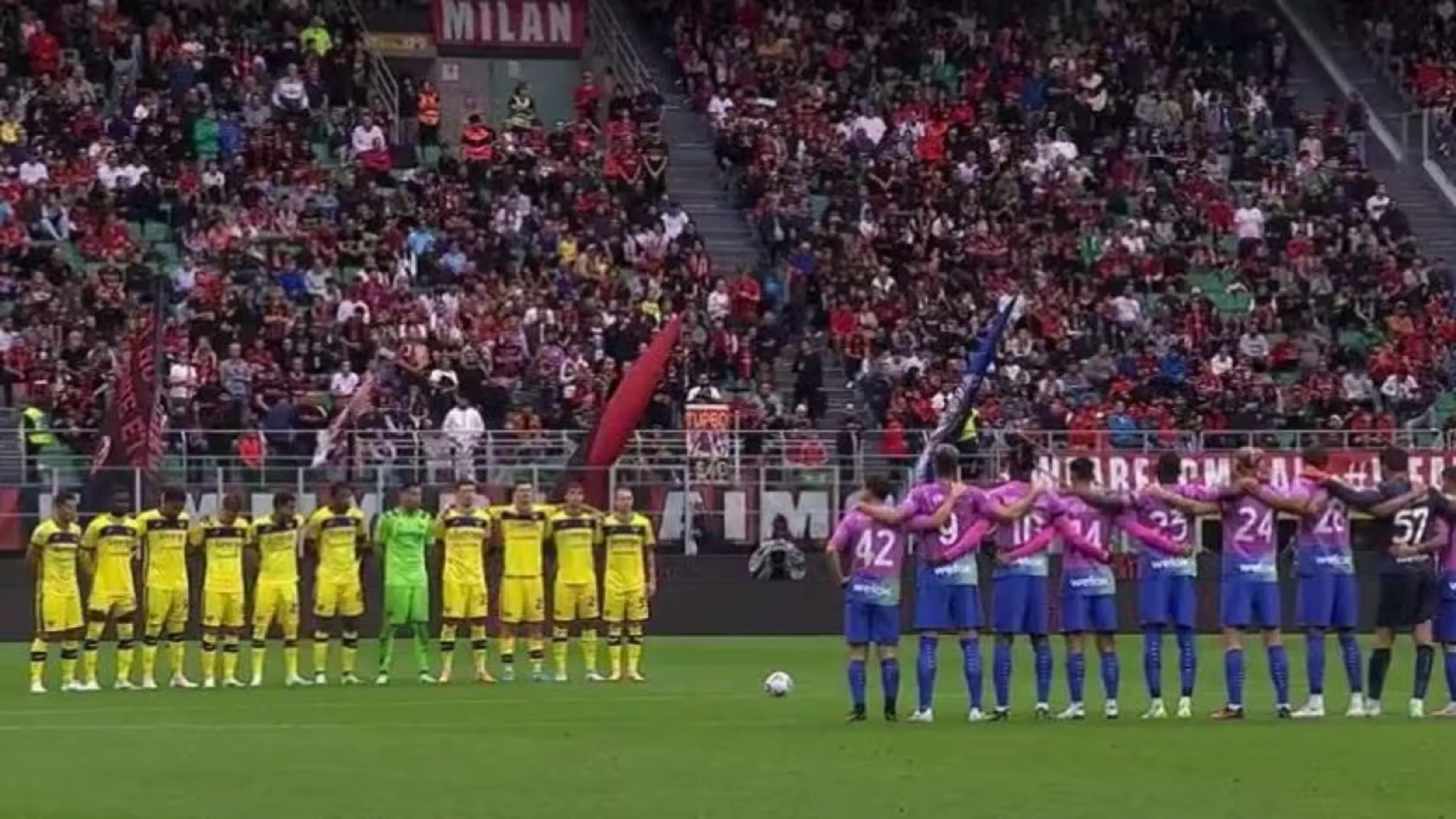 Copertina di I tifosi del Verona interrompono il minuto di silenzio: San Siro non ci sta