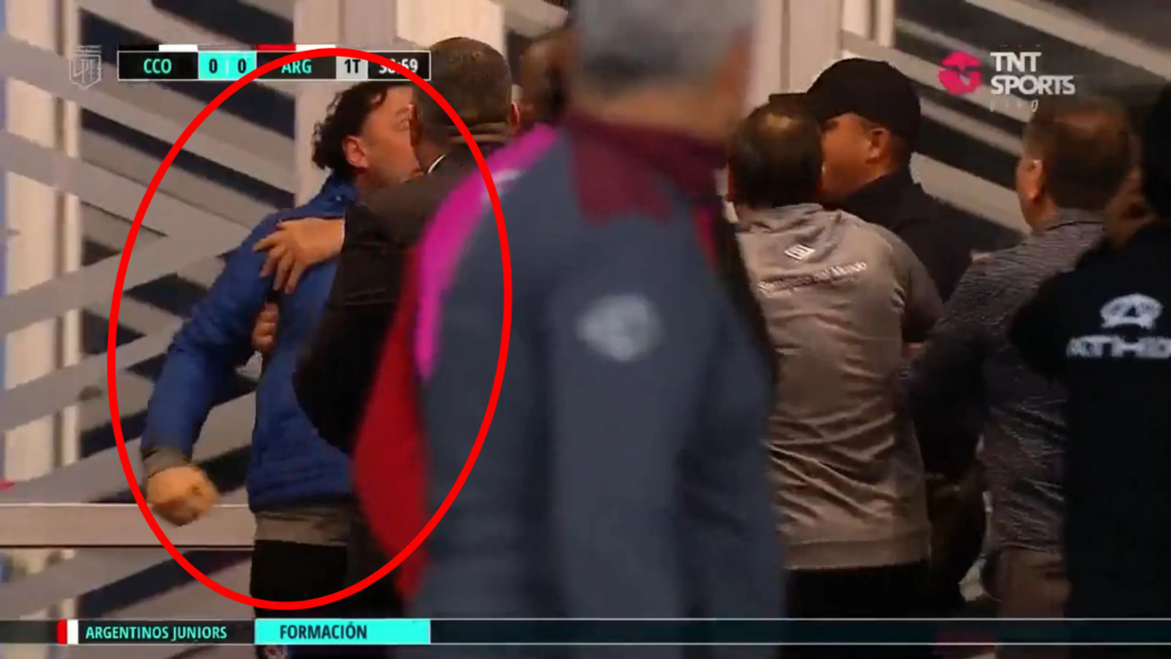 Copertina di Argentina, Gabi Milito perde la testa: cerca di prendere a pugni un allenatore avversario