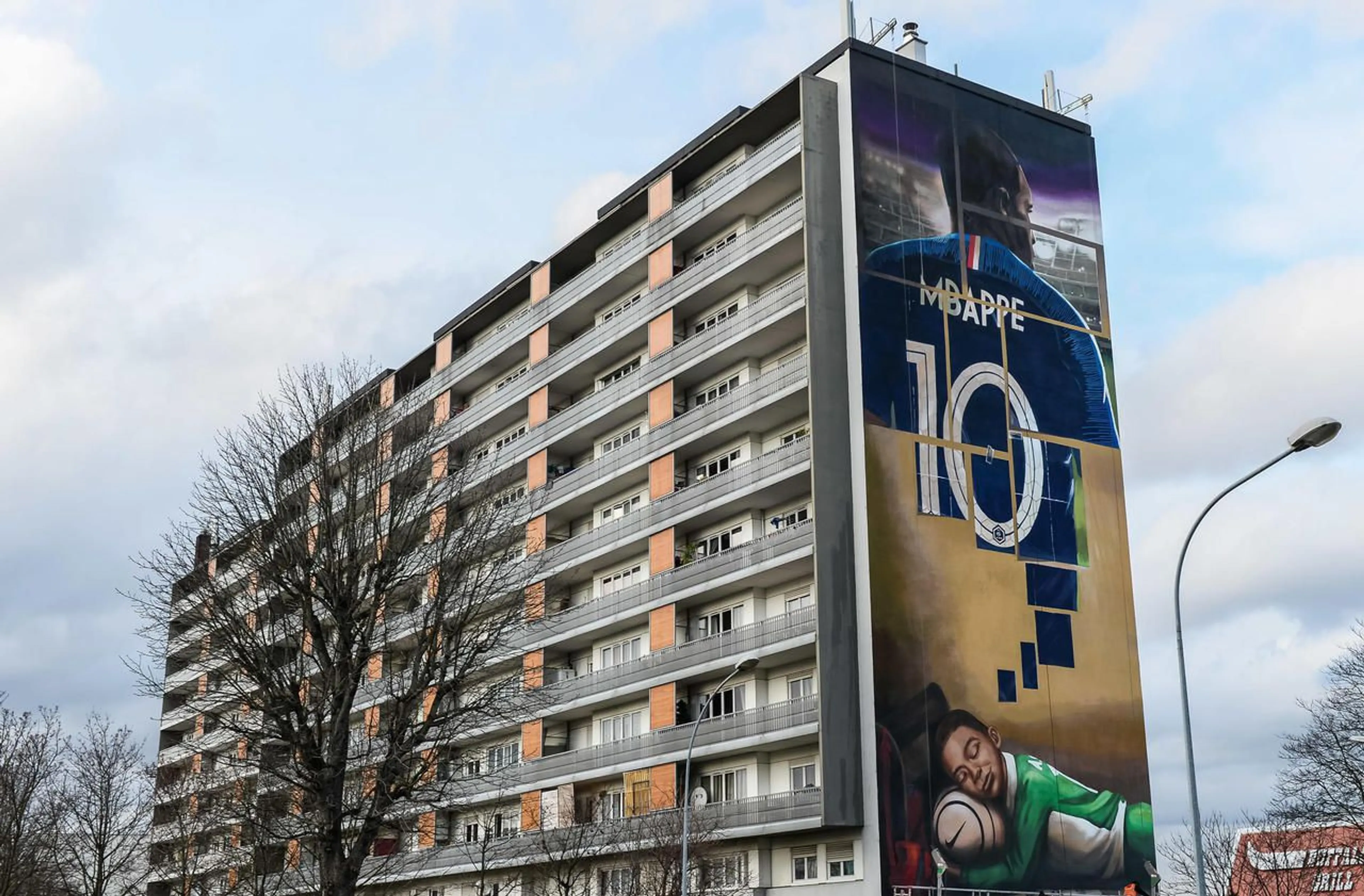 Copertina di Minacce di morte a Mbappè nella sua città natale, ma il calcio non c’entra…