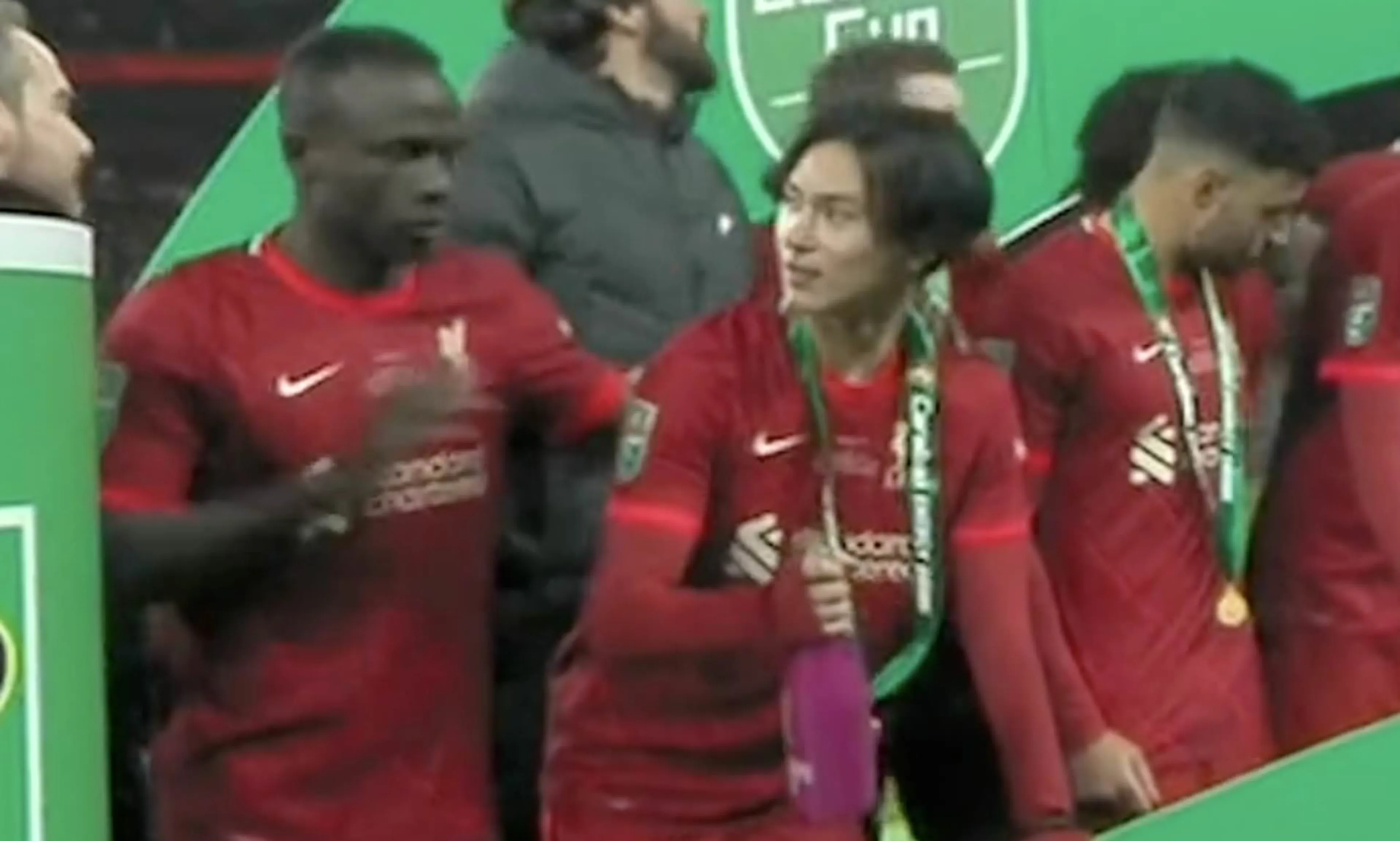 Copertina di Liverpool, Minamino pronto con lo champagne per festeggiare la coppa, ma il rigido Mane… (VIDEO)