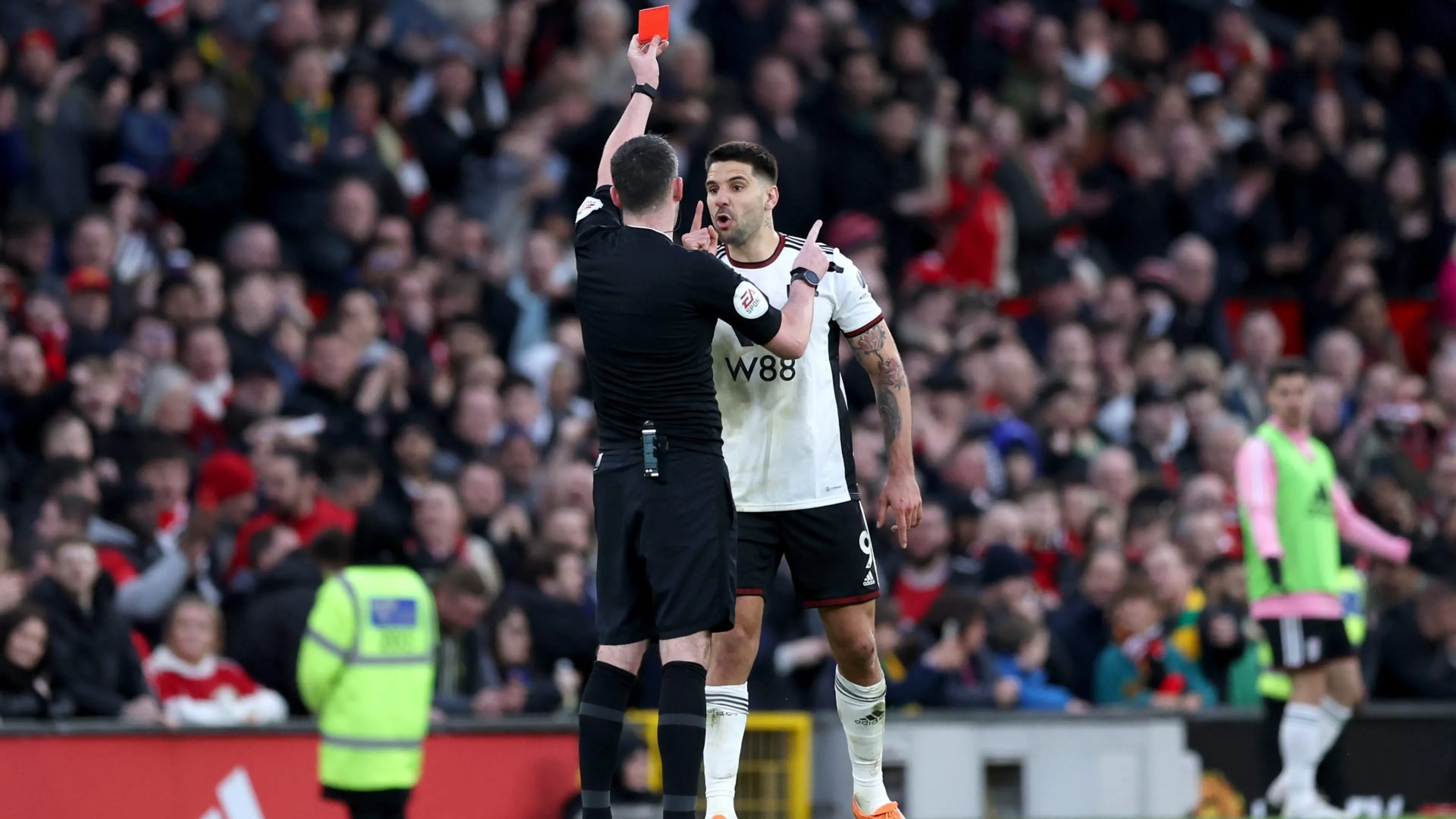 Copertina di Clamoroso in FA Cup, il Fulham prende 3 rossi in 40 secondi (VIDEO)