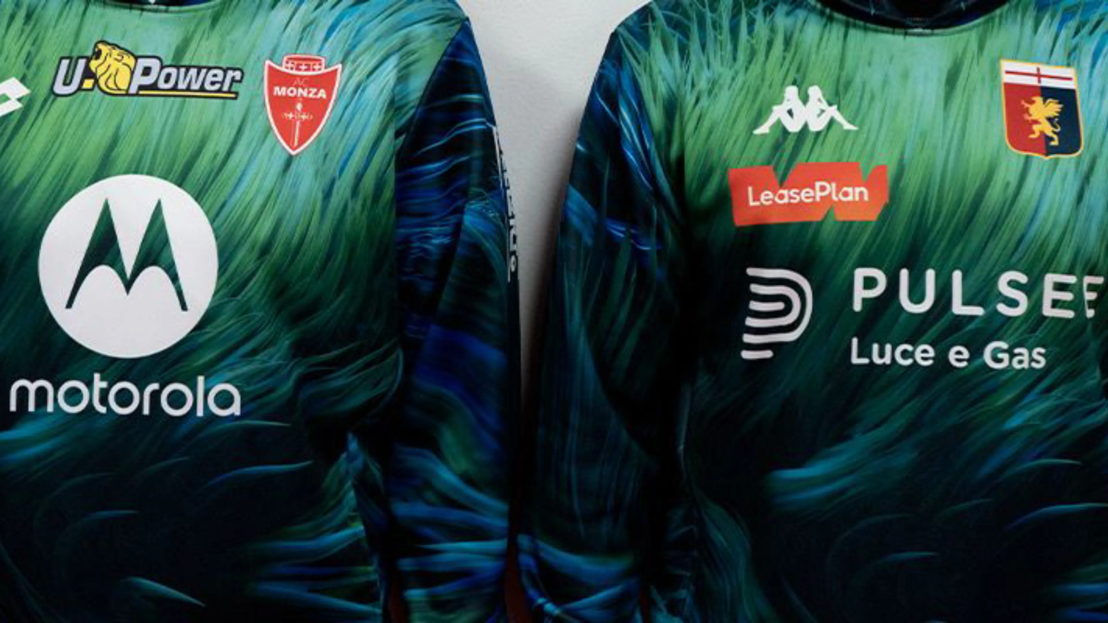 Copertina di Per la prima volta in Serie A Monza e Genoa scendono in campo con la stessa maglia