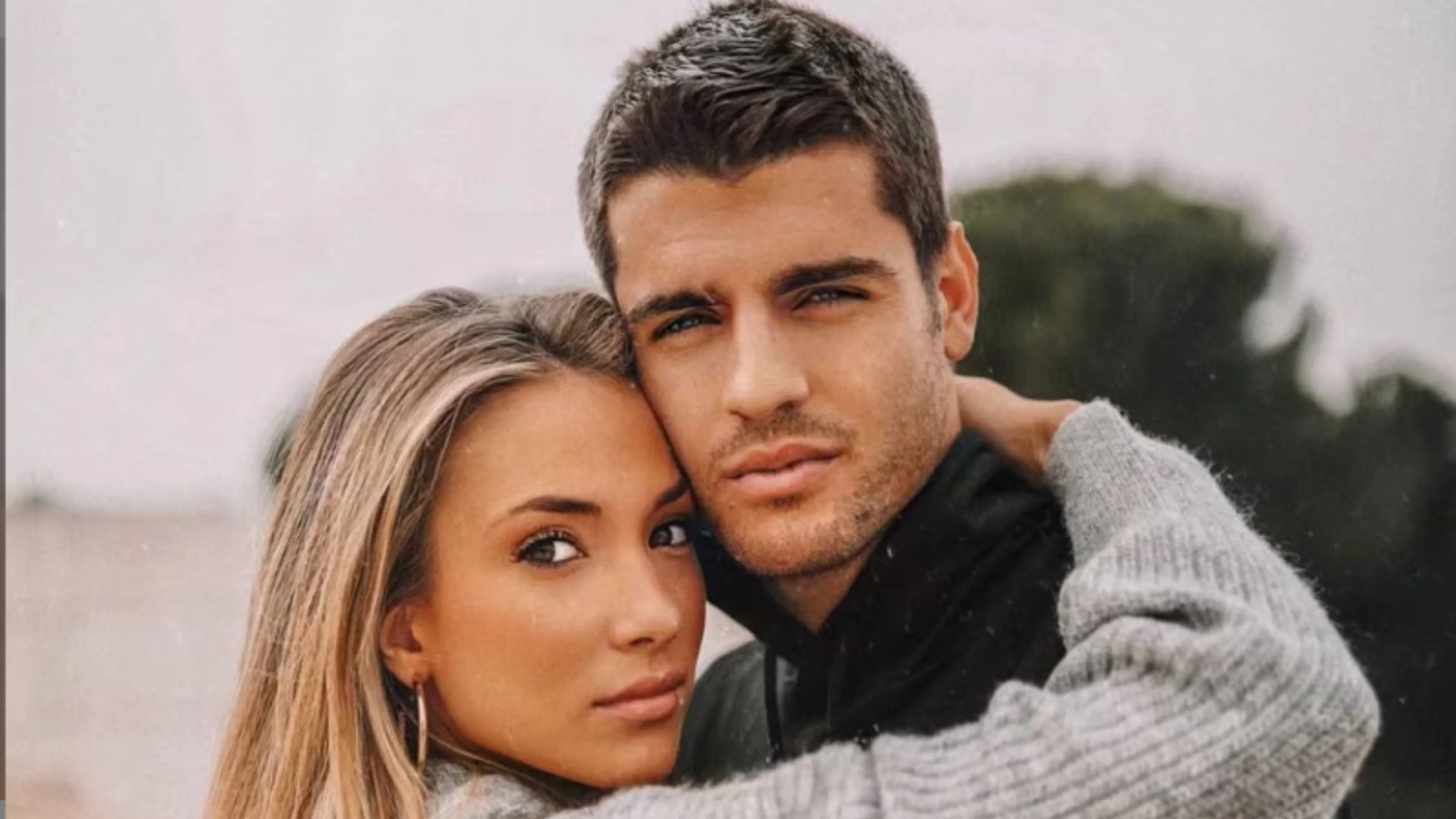Copertina di Alvaro Morata e Alice Campello si sono lasciati: bellissimo post d'addio della punta del Milan