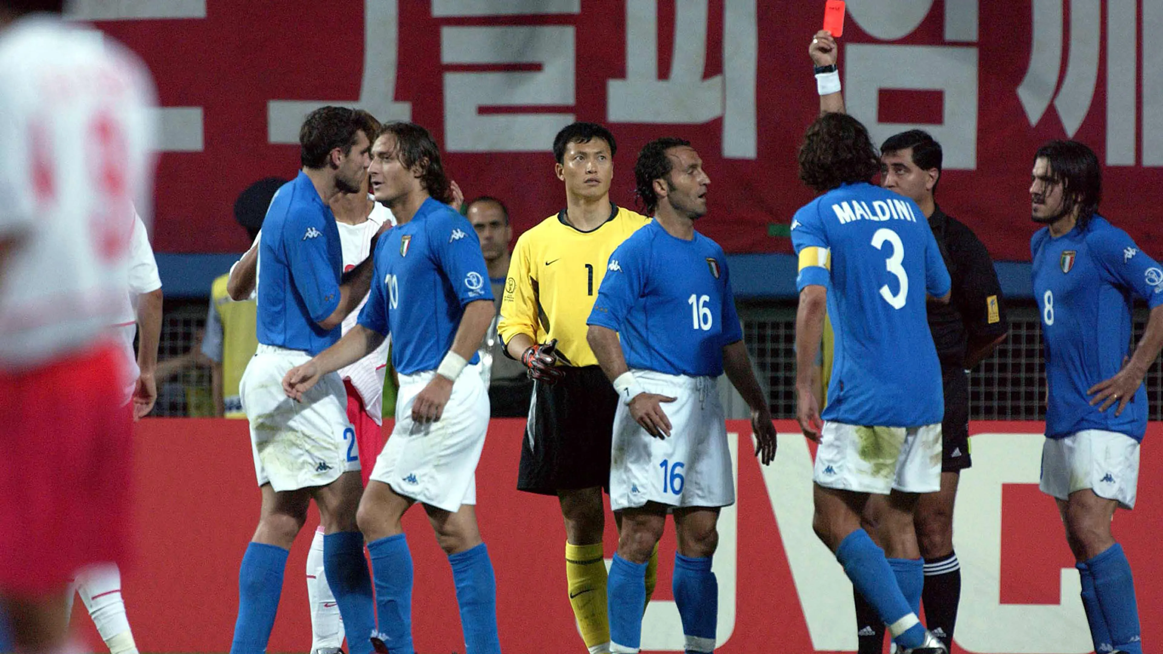 Copertina di Moreno, l’arbitro di Italia-Corea 2002, aggredito al termine di una partita in Ecuador (VIDEO)