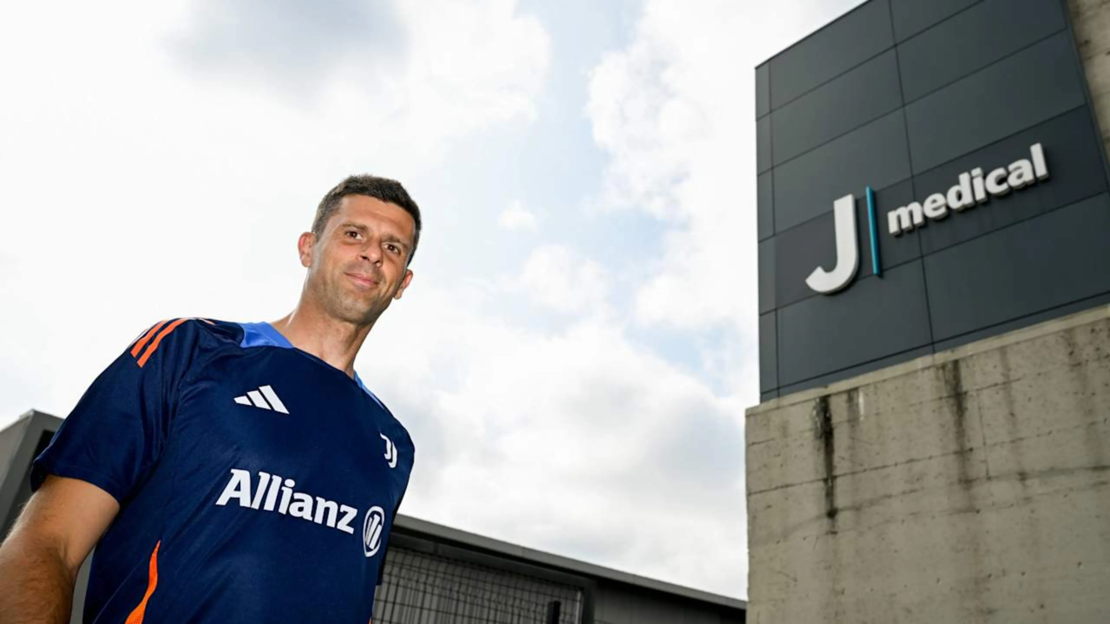 Copertina di Thiago Motta cambia posizione a Danilo e Gatti: vuole sfruttare le loro doti