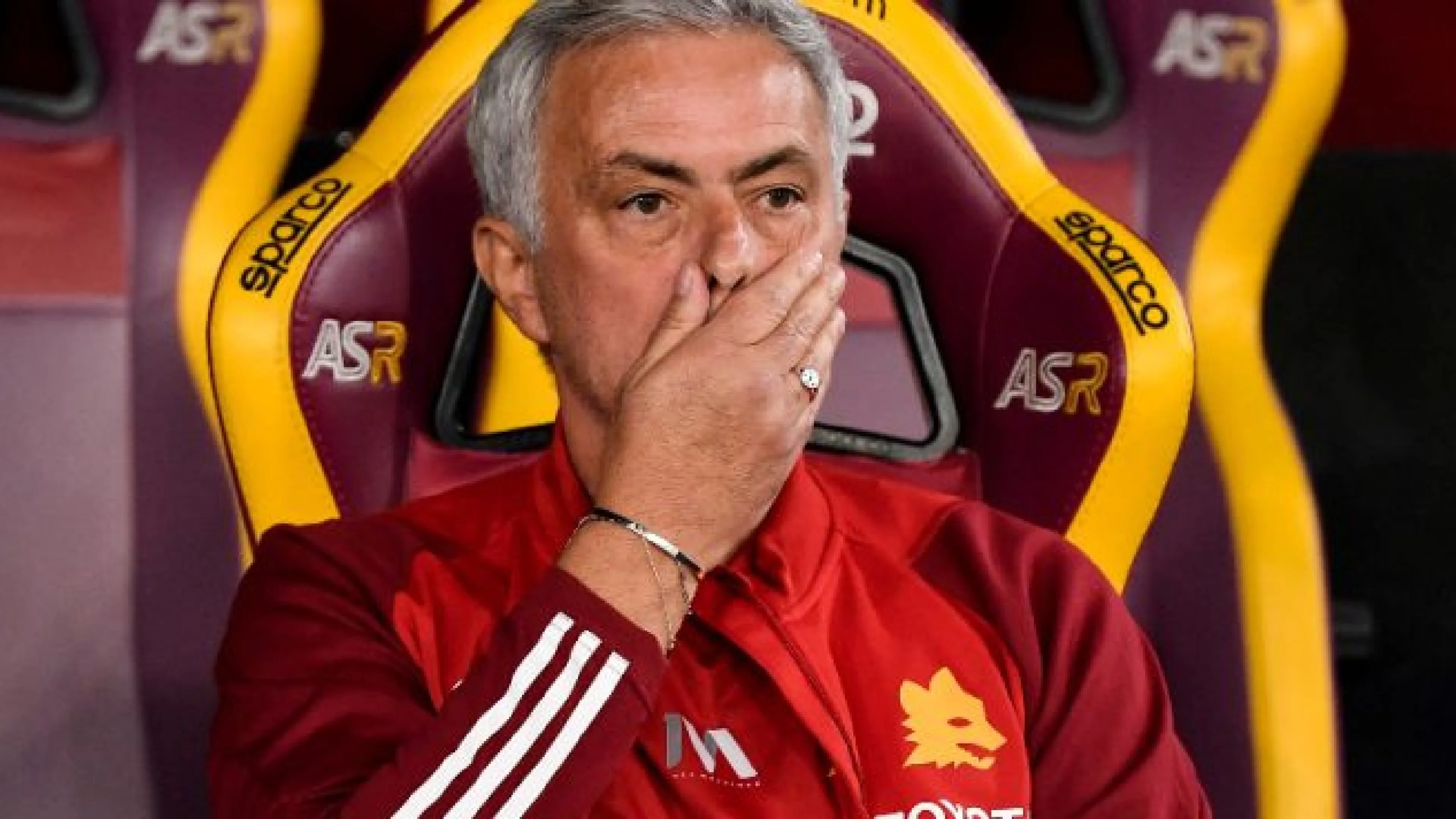 Copertina di Mourinho torna a parlare dell'esonero con una frecciata delle sue