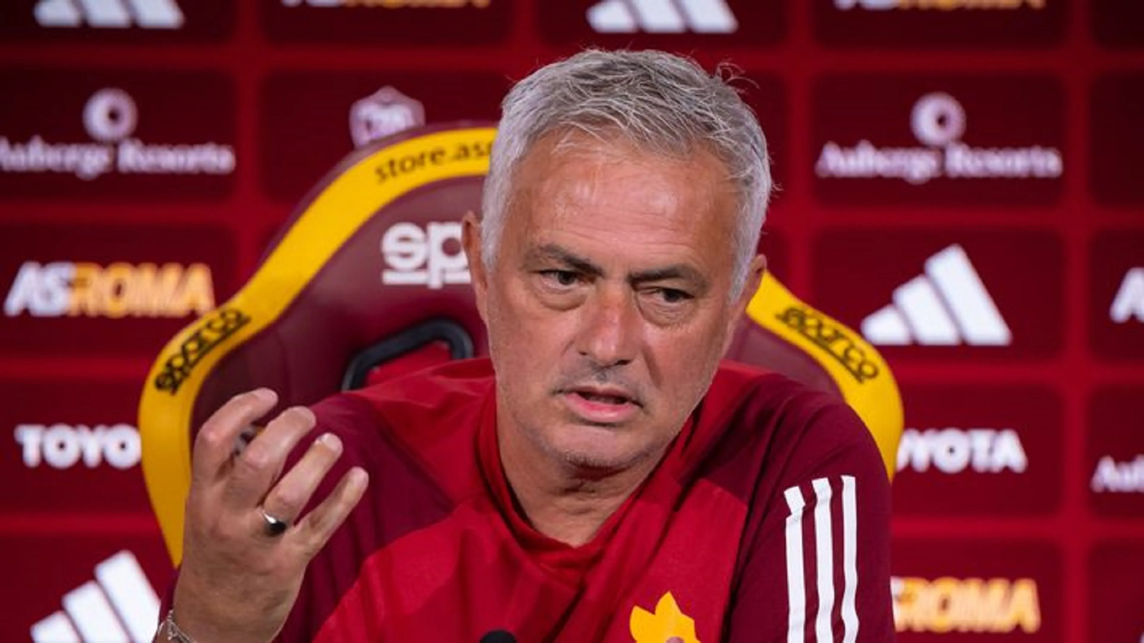 Copertina di Mourinho zittisce tutti: "Non mi criticate, sono esempio di professionalità"