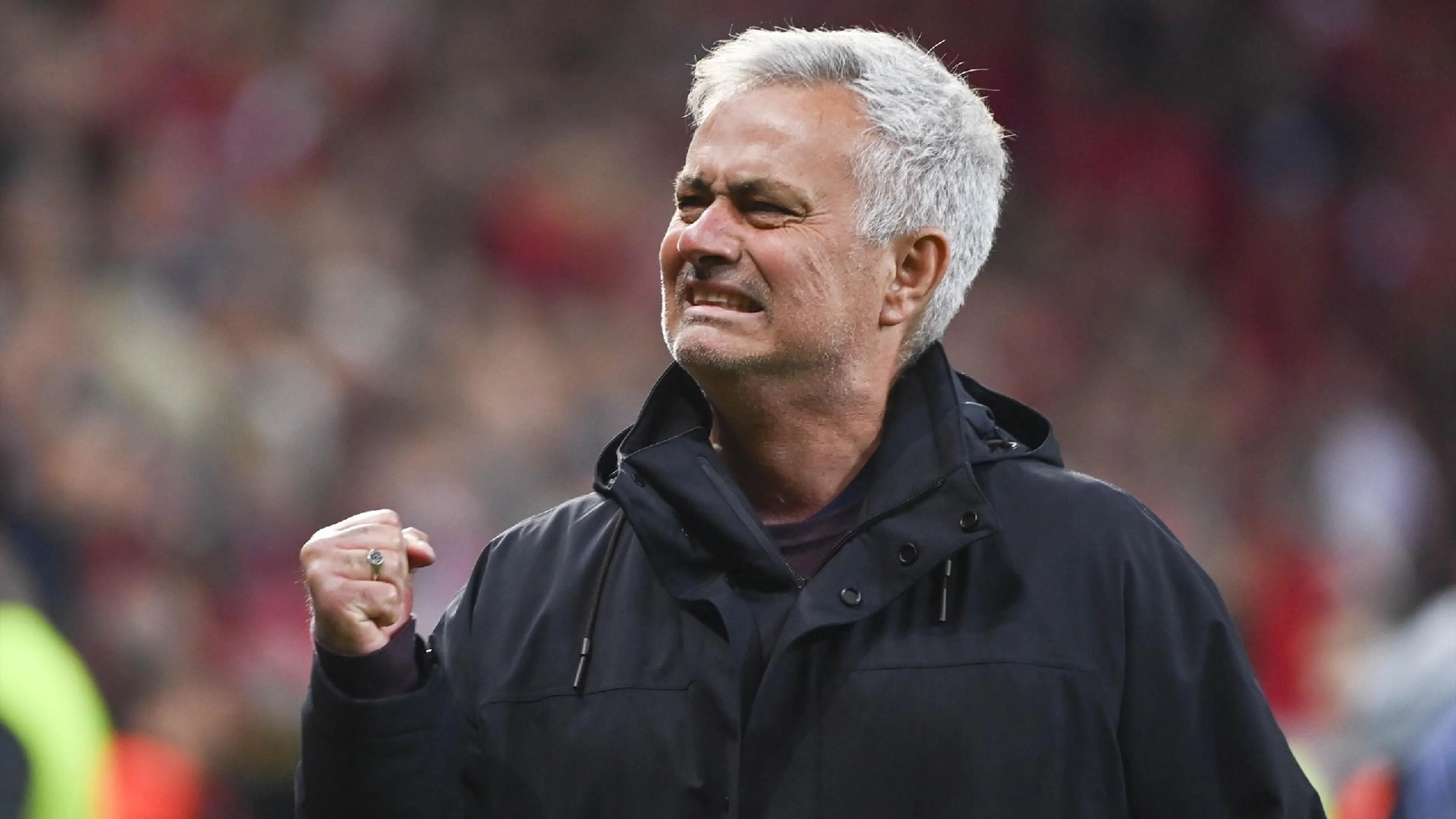 Copertina di I tifosi della Roma salutano Mourinho all'uscita da Trigoria: lo Special One si emoziona (VIDEO)