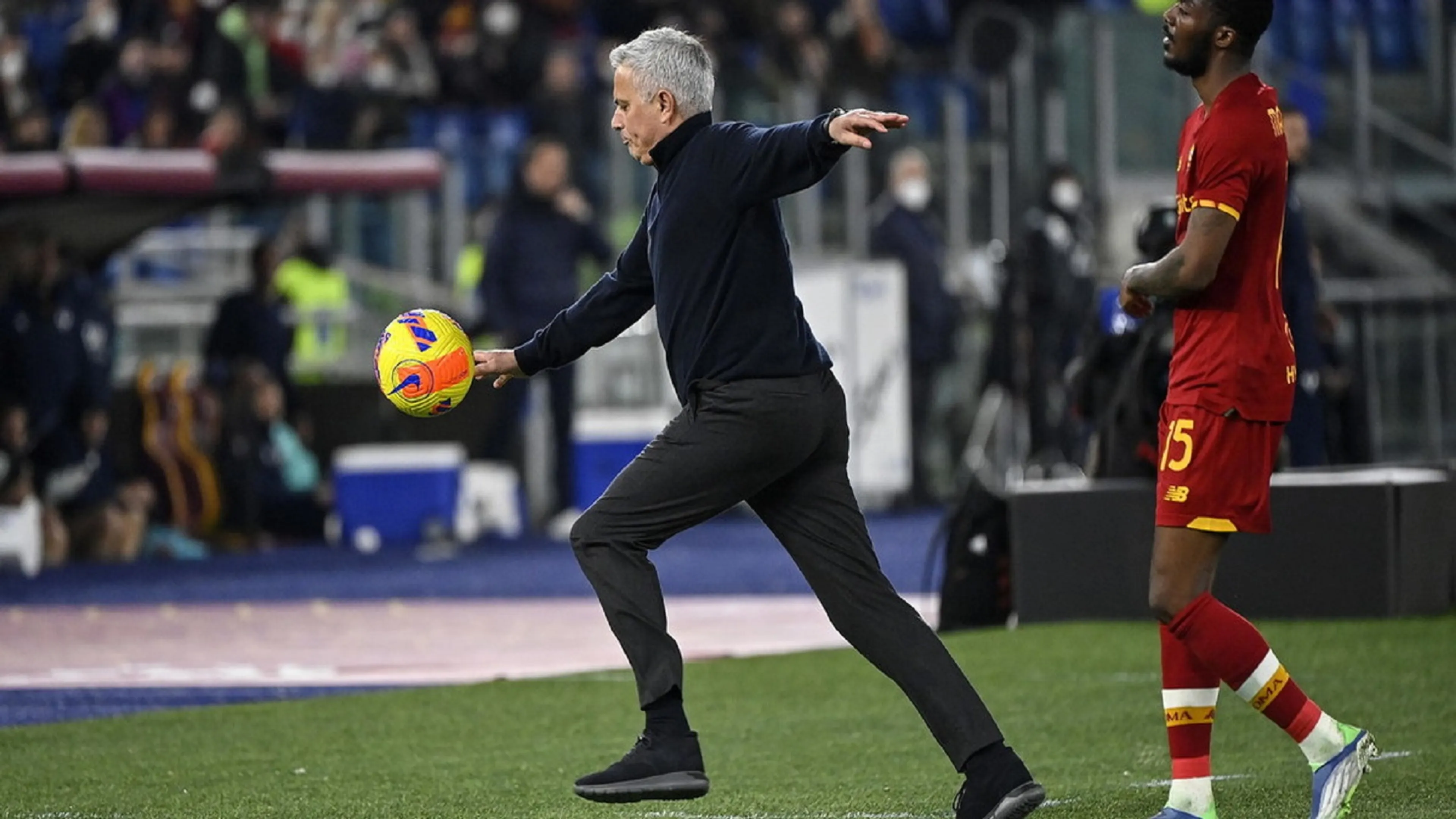Copertina di Il Bayer Leverkusen deride Mourinho: "Siamo pronti al suo show"