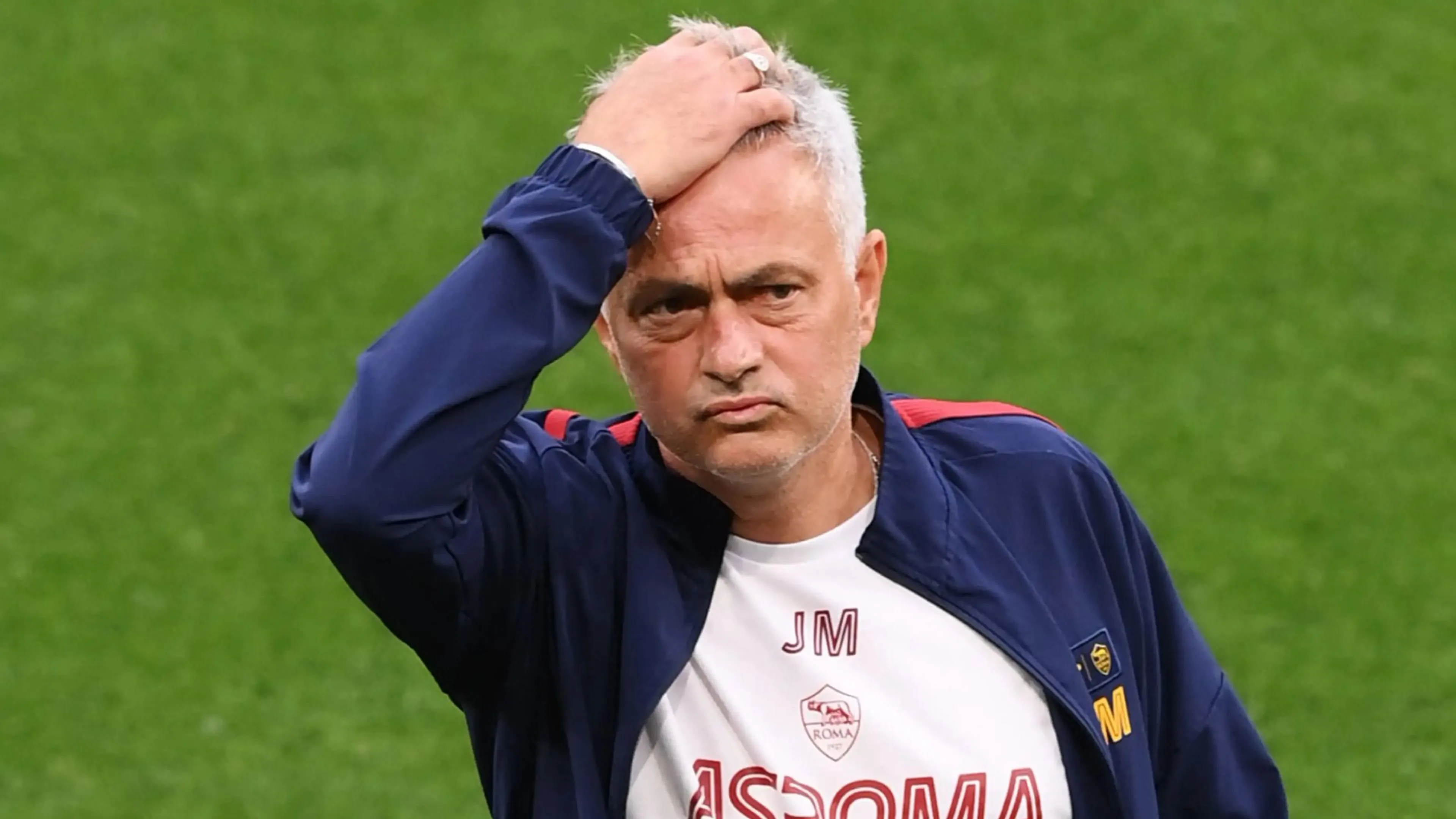 Copertina di Mourinho, arriva la stangata della Uefa. Squalifica pesante per il tecnico della Roma