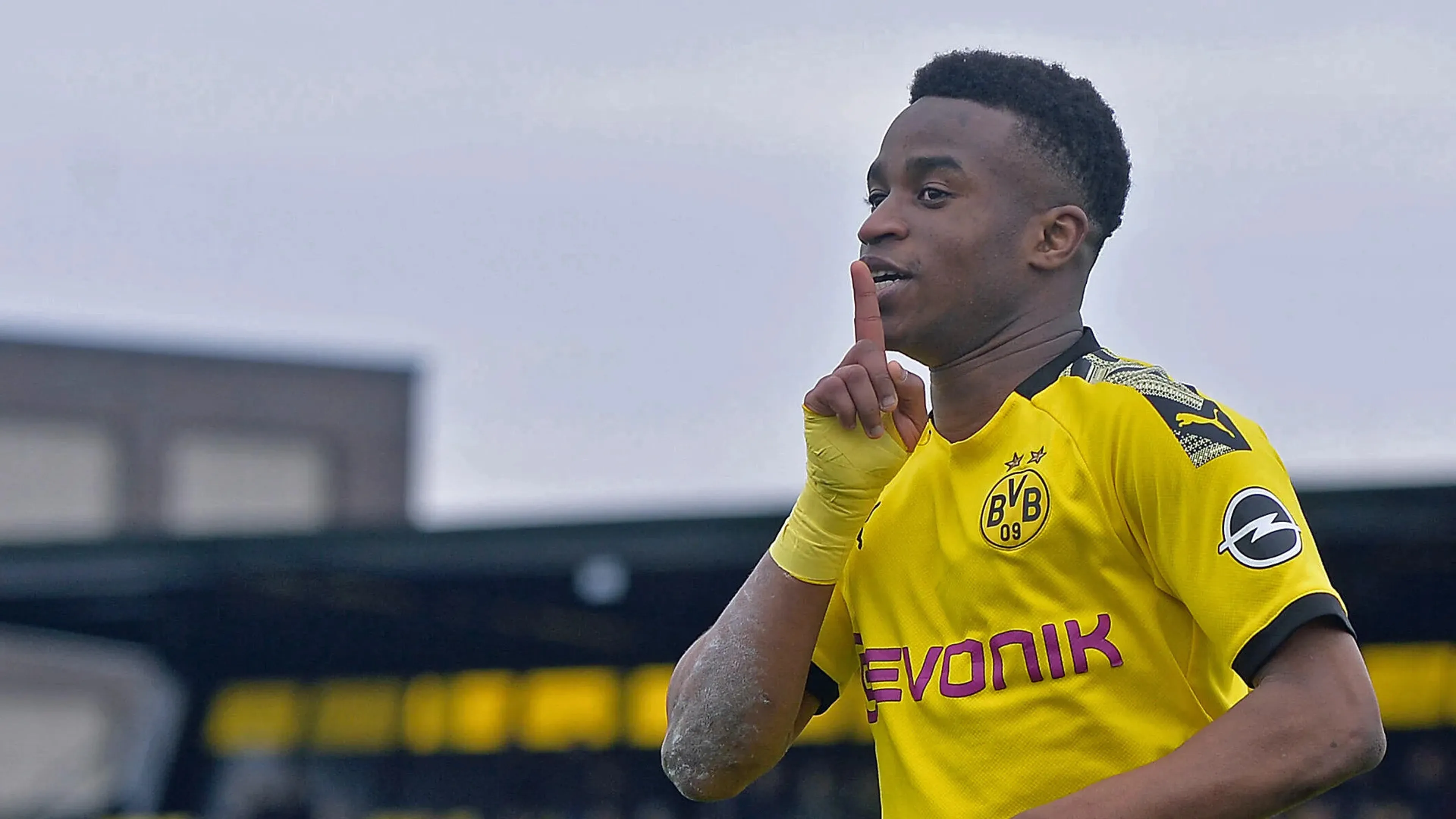 Copertina di Moukoko firma il rinnovo a cifre folli con il Dortmund e parla di “decisione di cuore”