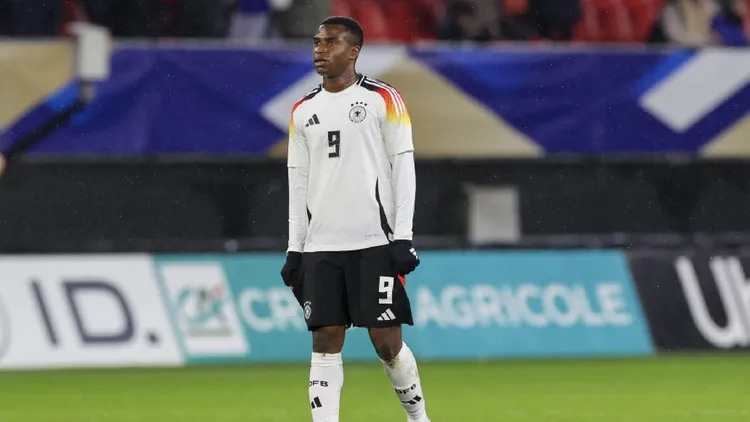 /images/m/o/u/moukoko-eta-dortmund.jpg