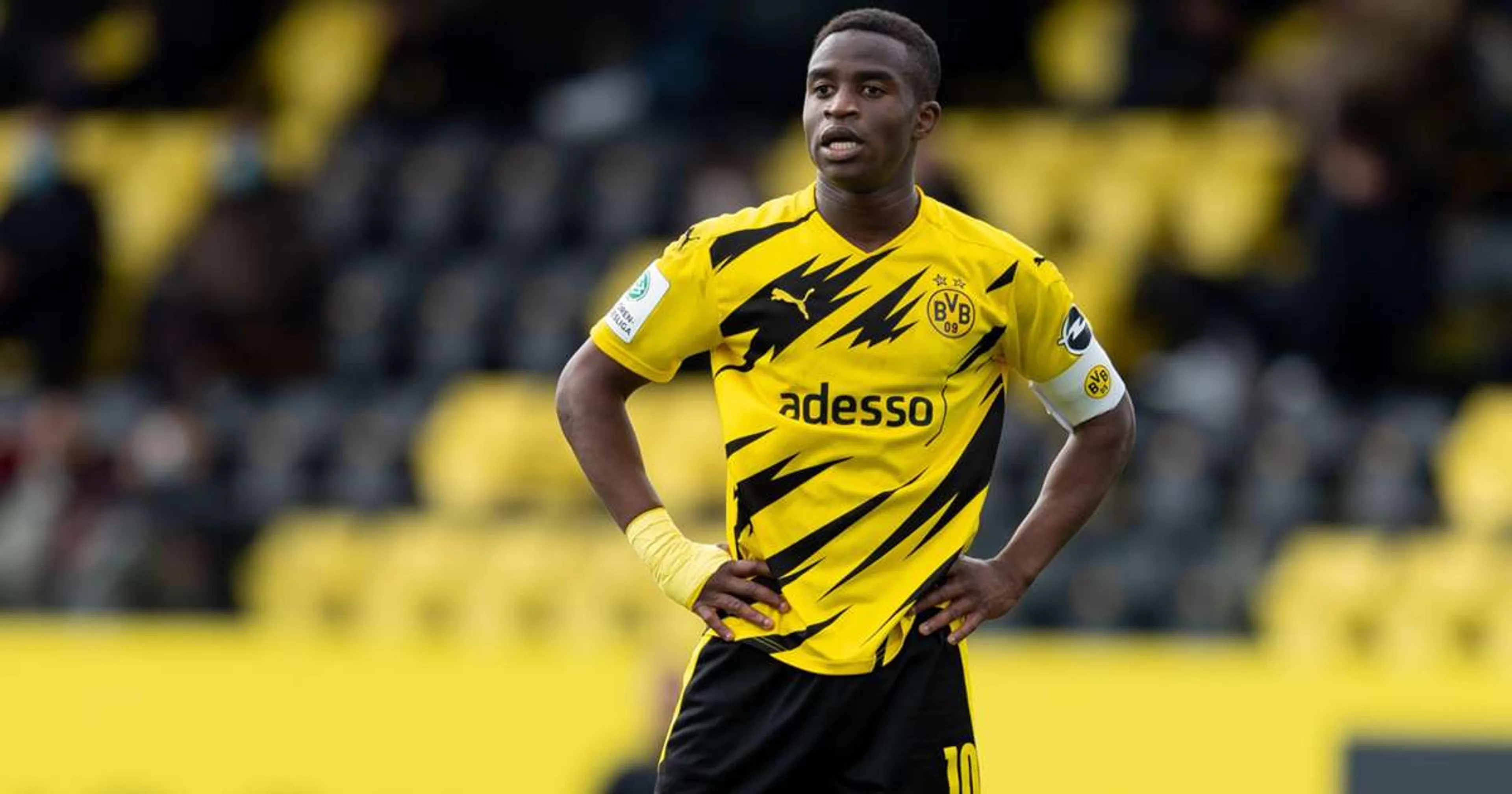 Copertina di Moukoko, rinnovo con il Borussia sta creando problemi in famiglia: il giocatore vuole sfrattare i genitori