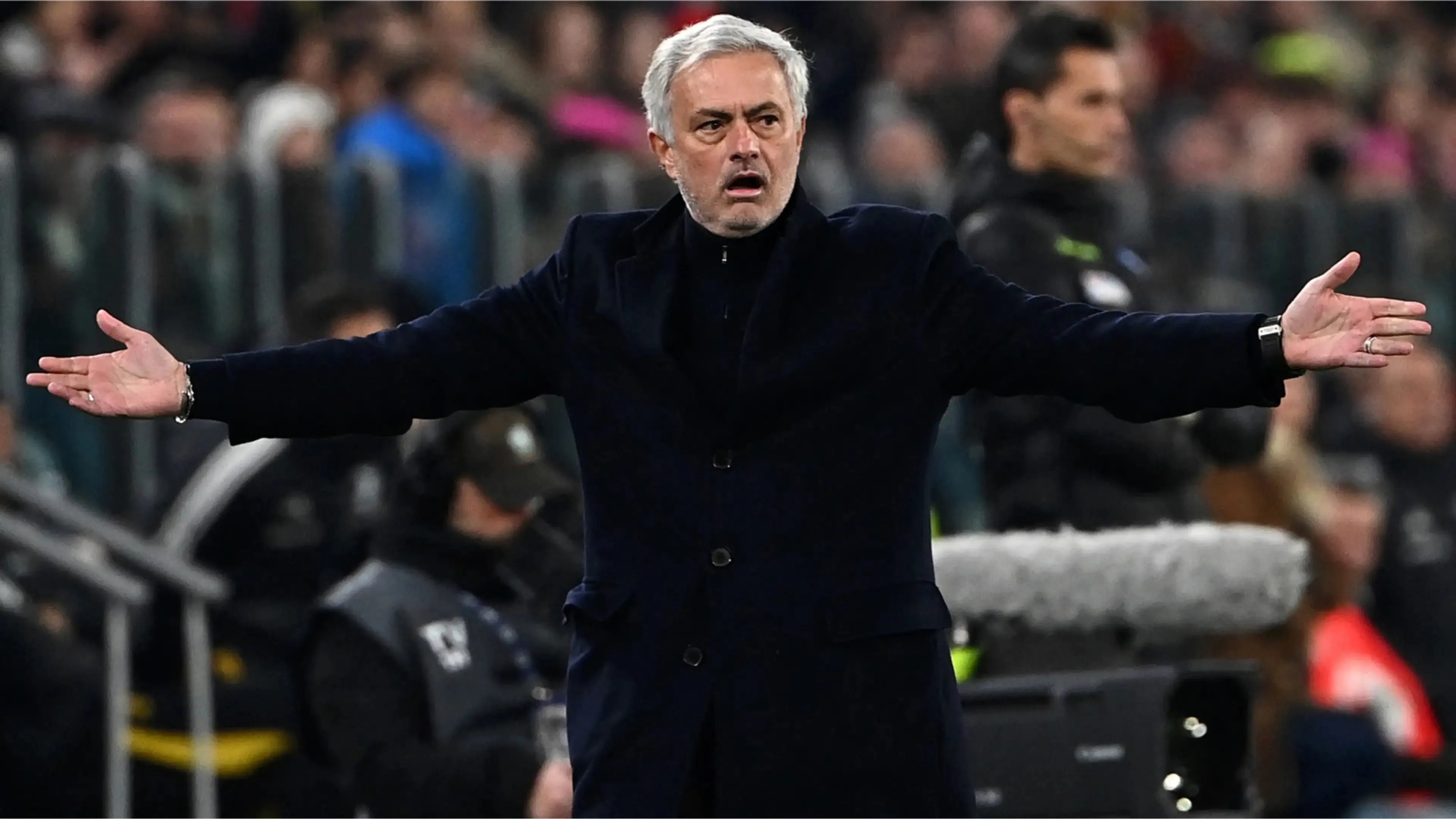Copertina di Mourinho punge ancora Taylor per coprire il suo fallimento