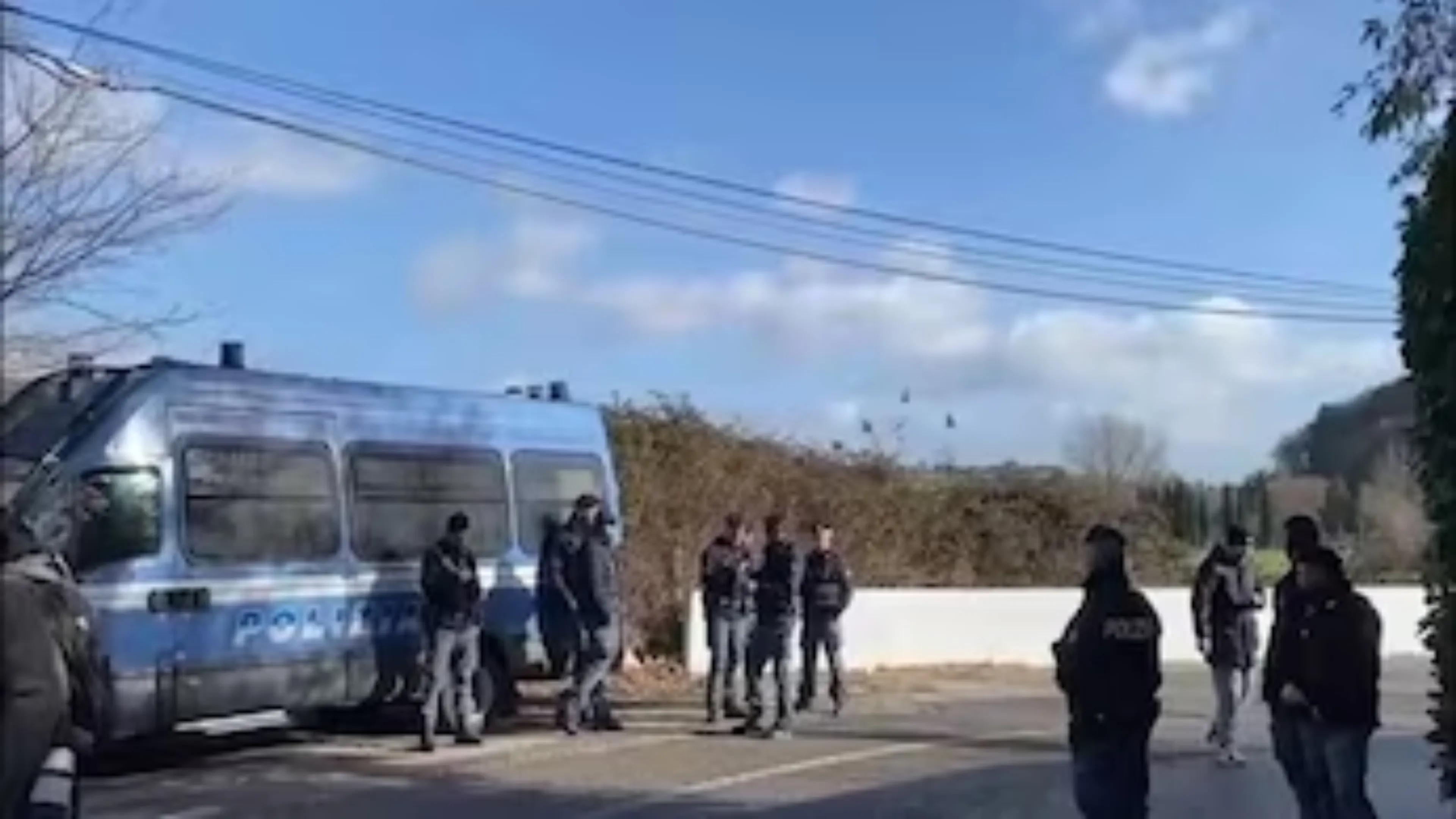 Copertina di Mattina surreale a Trigoria: la polizia blinda i cancelli, Mourinho sarebbe dentro