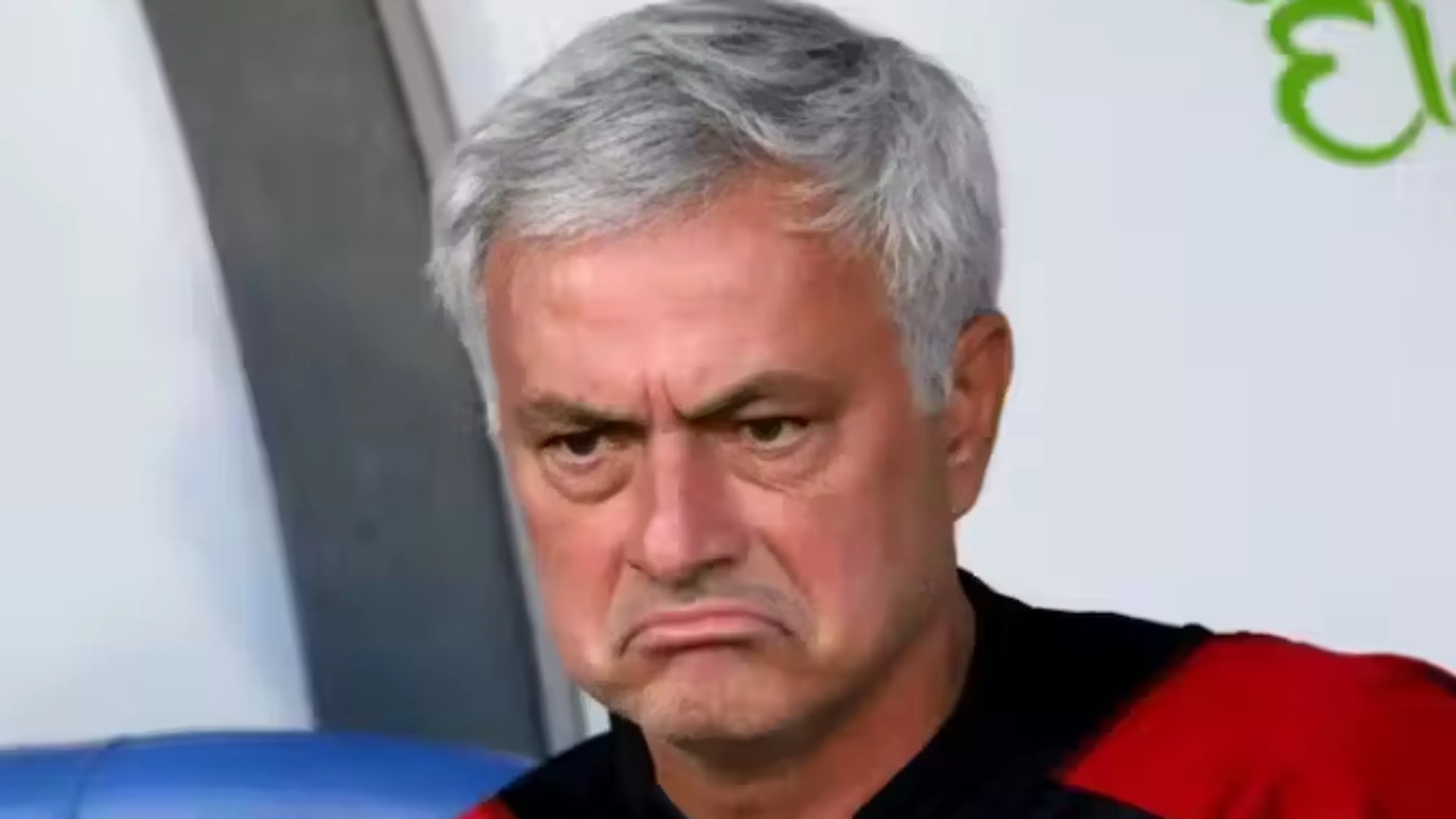 Copertina di Ryanair sfotte Mourinho dopo l'esonero dalla Roma