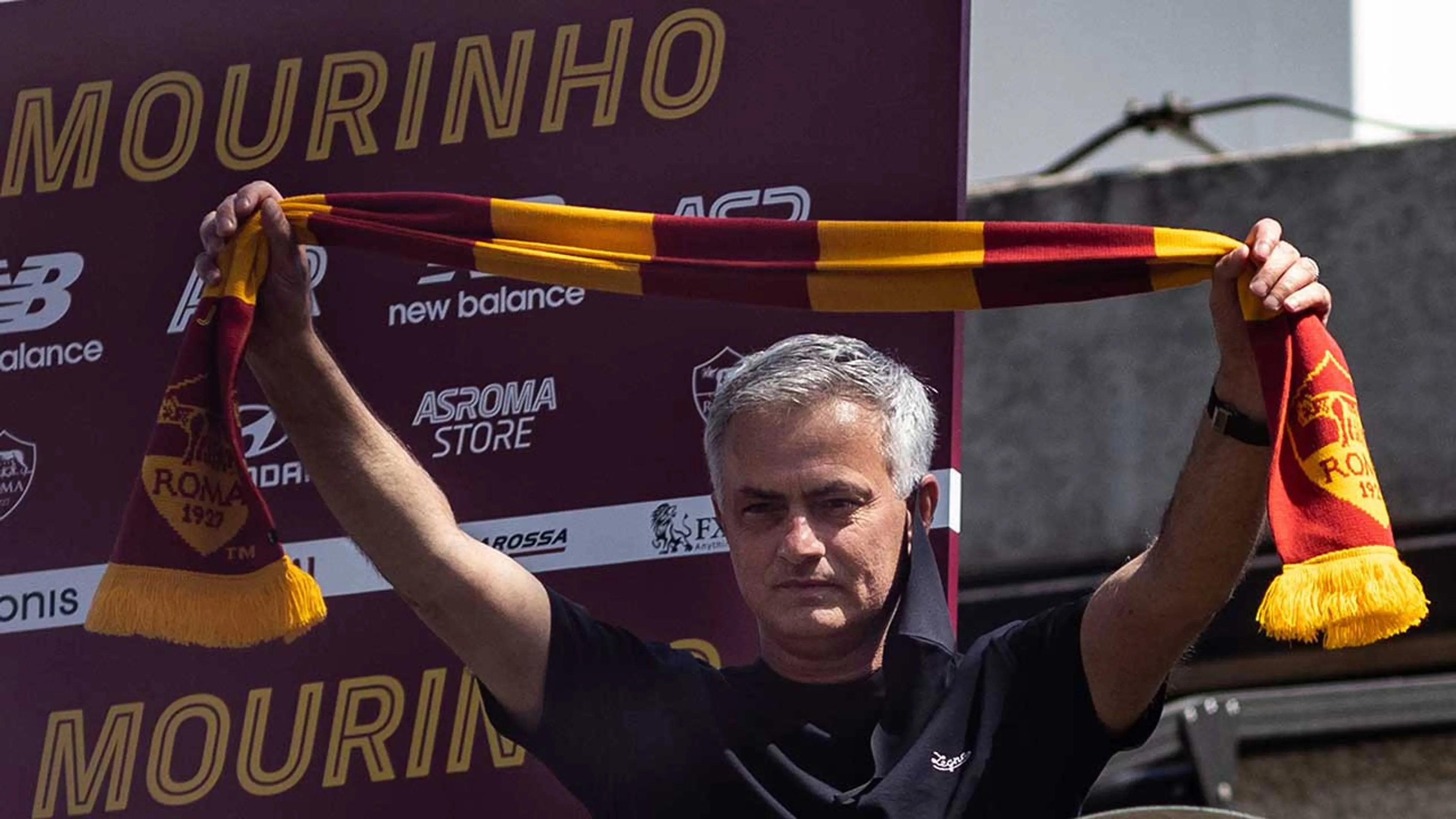 Copertina di Mourinho frecciata all’Inter: “Facile vincere e poi non poter pagare gli stipendi”